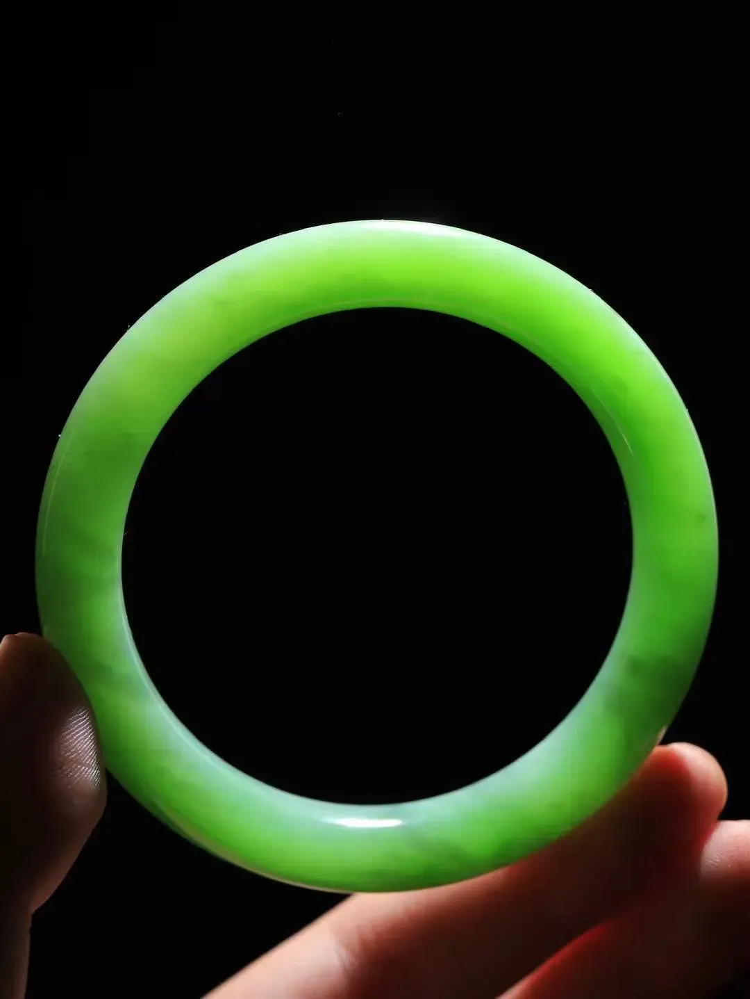 【碧色荡漾·手镯】

典藏级臻品和田玉碧玉猫眼手镯，玉质细腻温润，手感舒适，️线条流畅，简约大气，美自天成，佩戴于腕间，婉约之美，举手投足间透出那份低调奢华，醉人心扉。重62克  内径圈口59mm  尺寸12-9.7mm  FDA-66120633