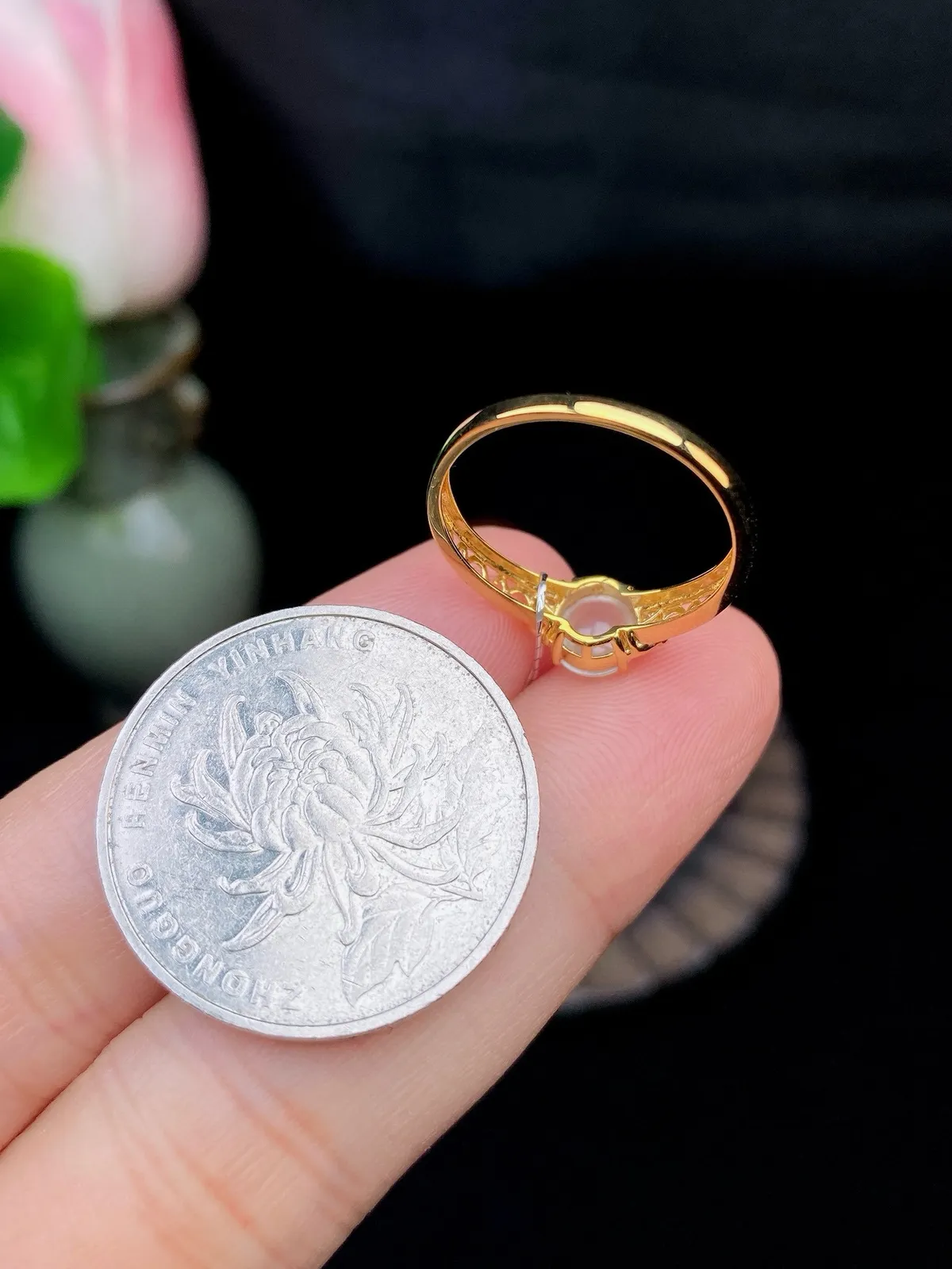 【冰种蛋面戒指】质地细腻，饱满度很好，晶莹剔透，18k金钻镶嵌，裸石尺寸6.3*5.5*2.8毫米