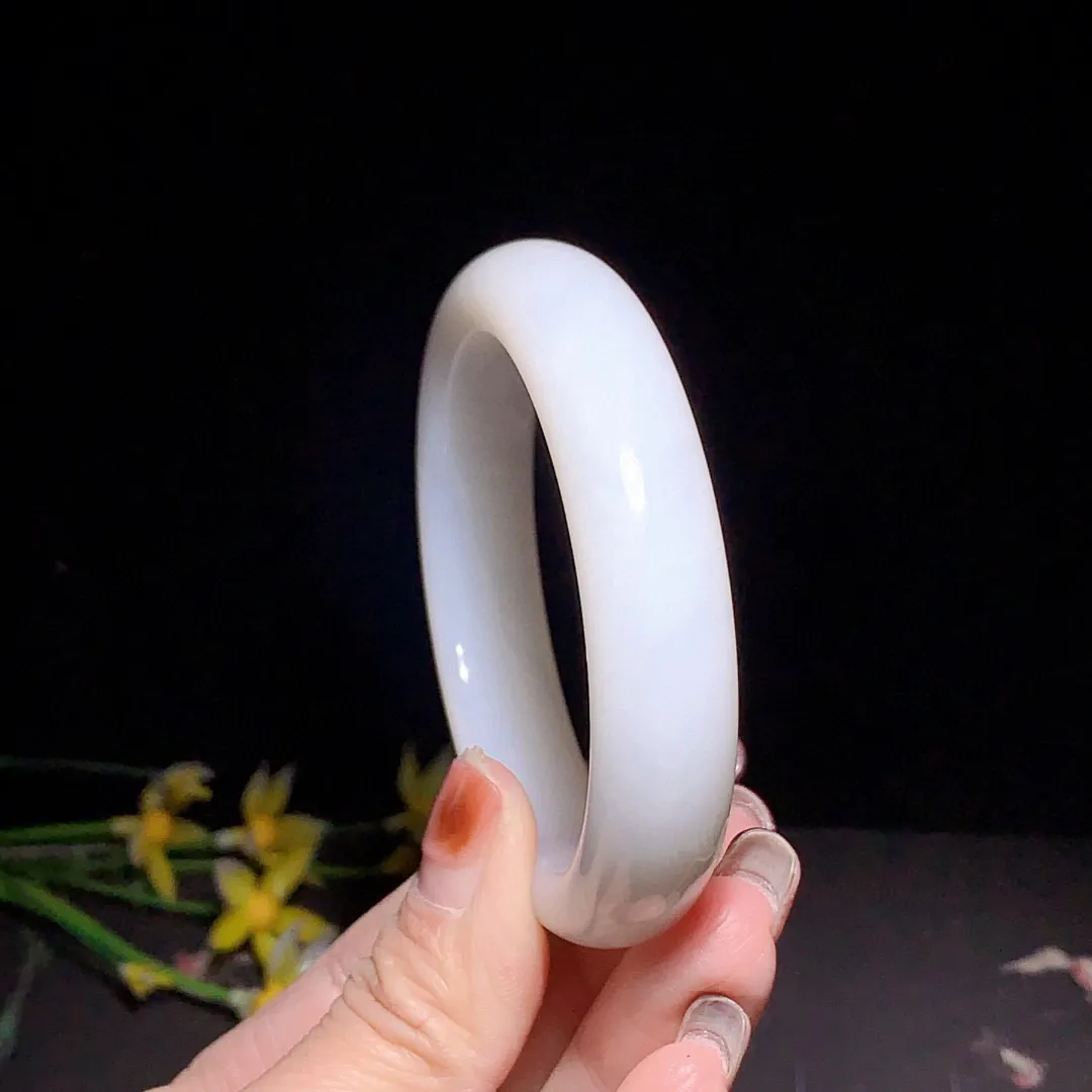 和田玉53.5圈口羊脂白手镯！玉质细腻油润 底色纯净 无裂无杂 脂粉好，品质好！