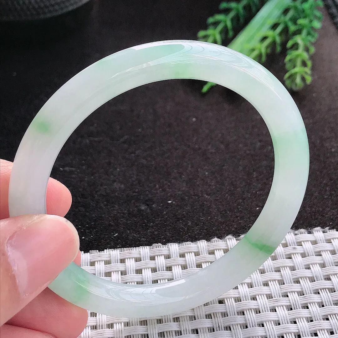 天然A货翡翠55/8老坑冰胶水灵飘绿圆条手镯玉镯