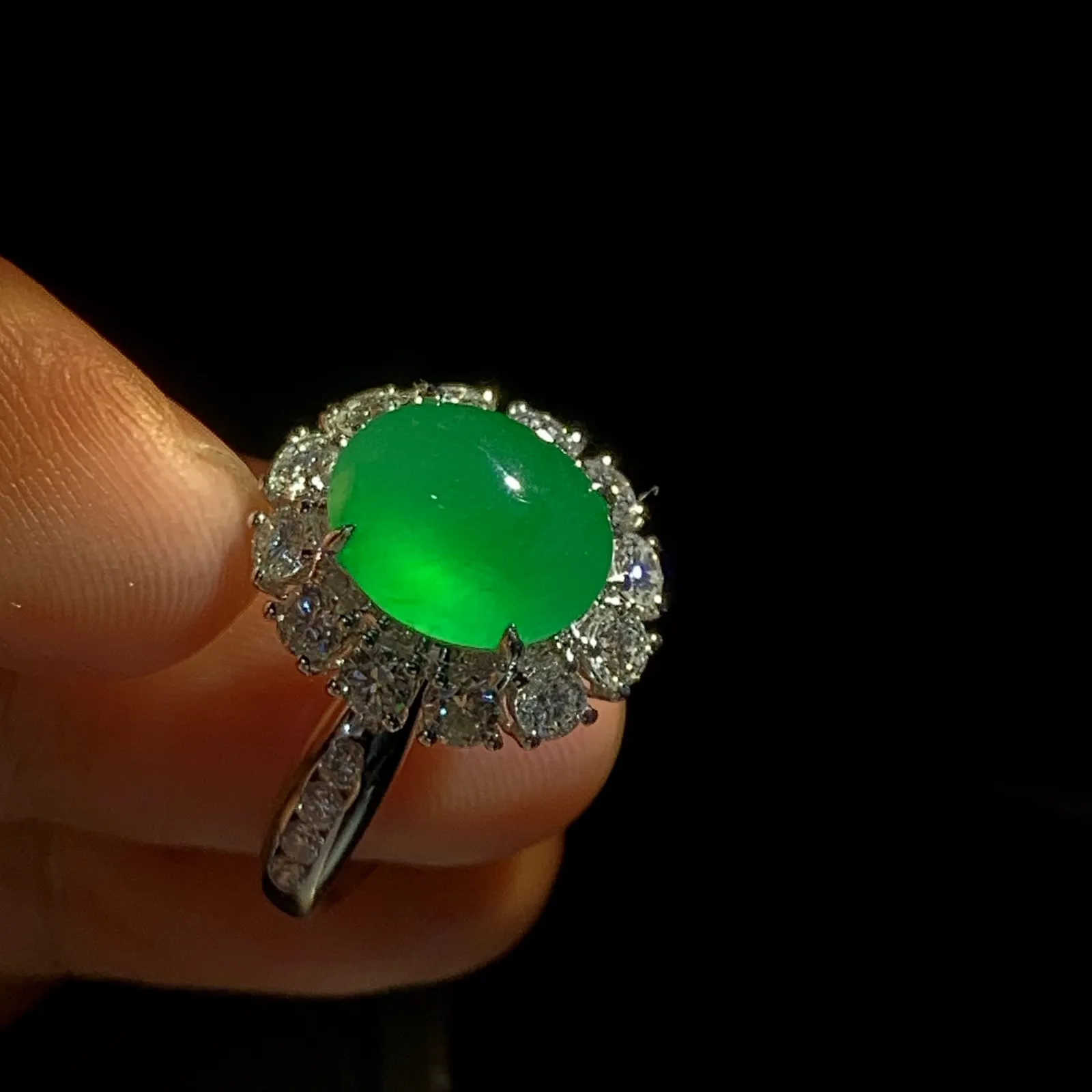 高品质绿戒指，裸石11-9.5-6mm，
台面整体16.2-14.5-13mm，
18K金，南非钻，14#，6.9g