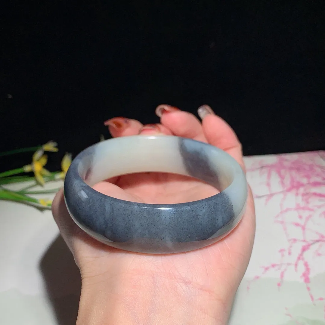 和田玉57.5圈口青花宽版手镯！玉质细腻油润 底色纯净 无裂无杂 脂粉好，品质好！