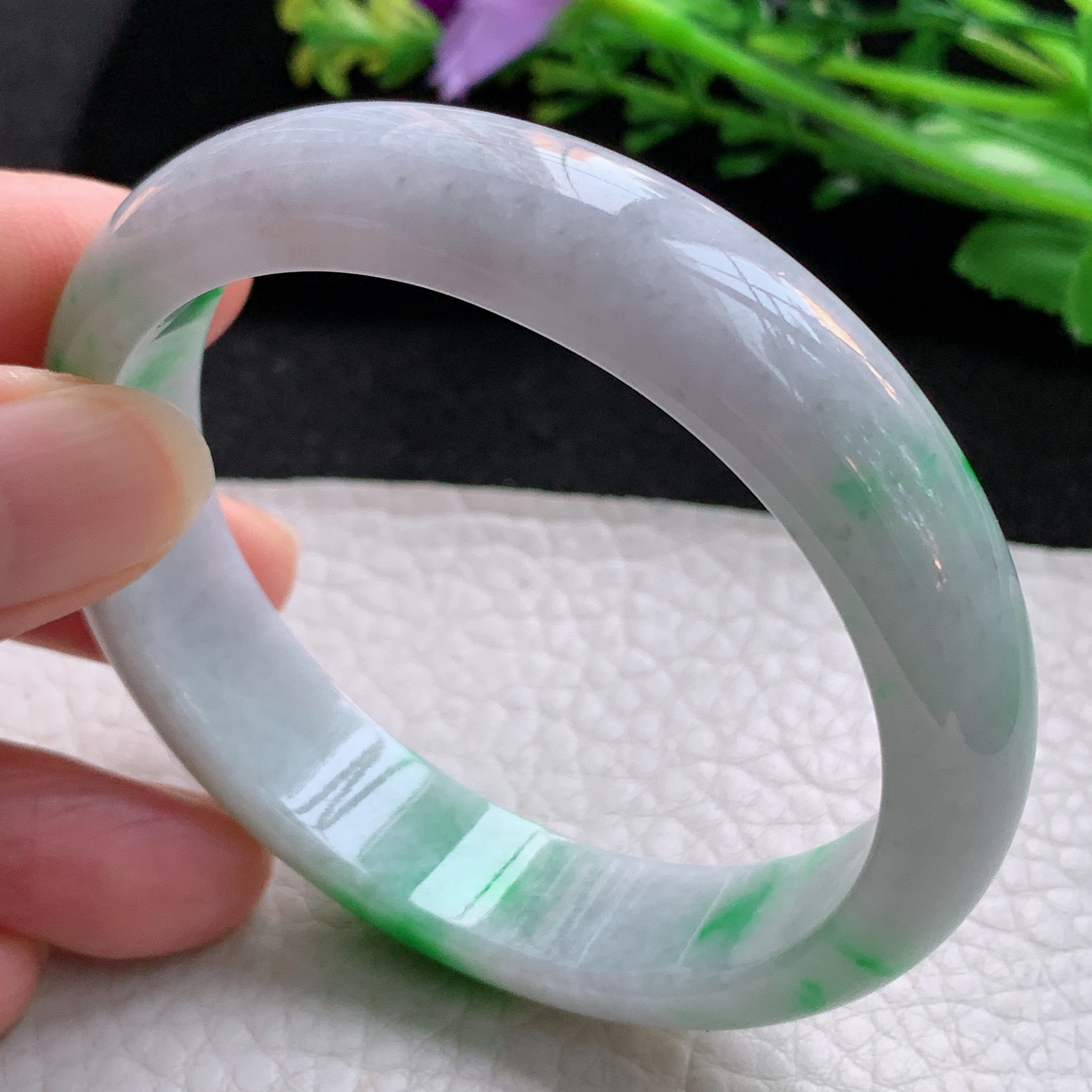 js自然光55*51*13.5*7.2贵妃镯 翡翠a货玉手镯飘阳绿蛋形宽边玉手环