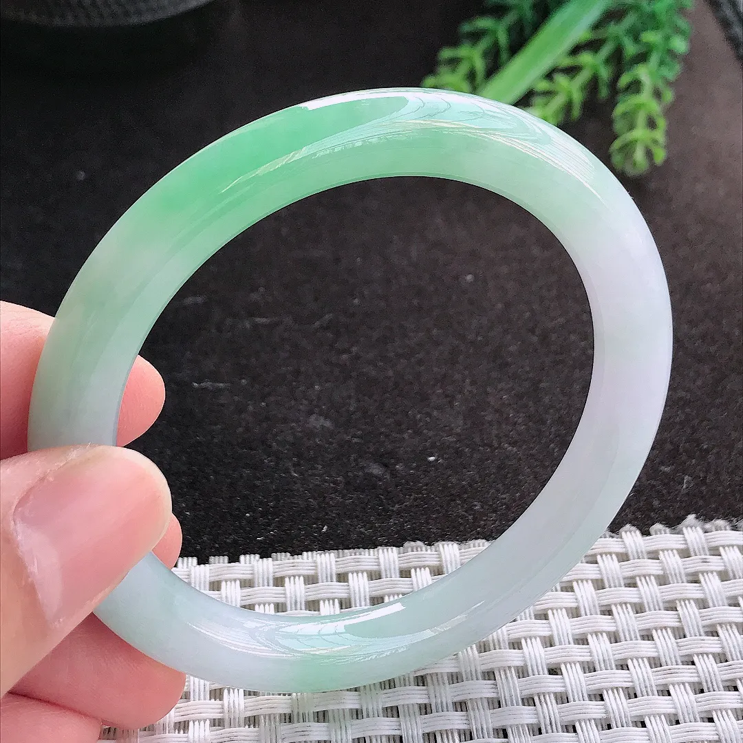 天然A货翡翠56/8.4/8.9老坑冰胶水灵飘绿圆条手镯玉镯