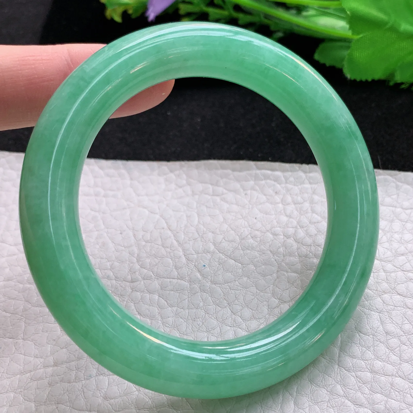 nr自然光56*11.3美人镯 翡翠a货玉手镯满绿高雅圆条玉手环