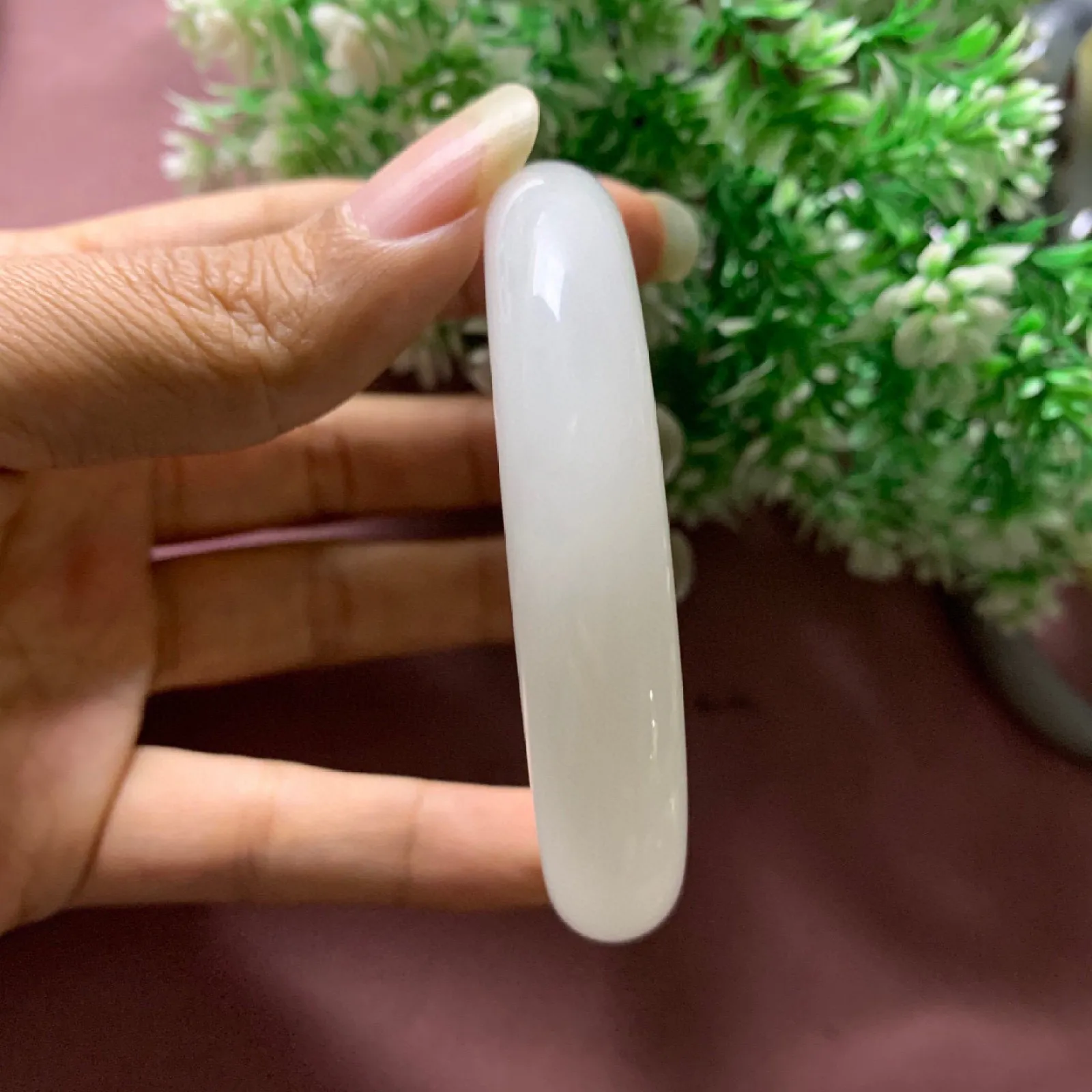 54圈口和田玉羊脂白玉手镯【挽间柔情】，和田玉54圈口羊脂白玉手镯，镯型古朴典雅。在诗情画意的雨巷相遇，你是我腕间的一抹风情，有你眸有深情.清风荡漾湖间静水，我愿俯身低眉，在烟波涟漪处寻