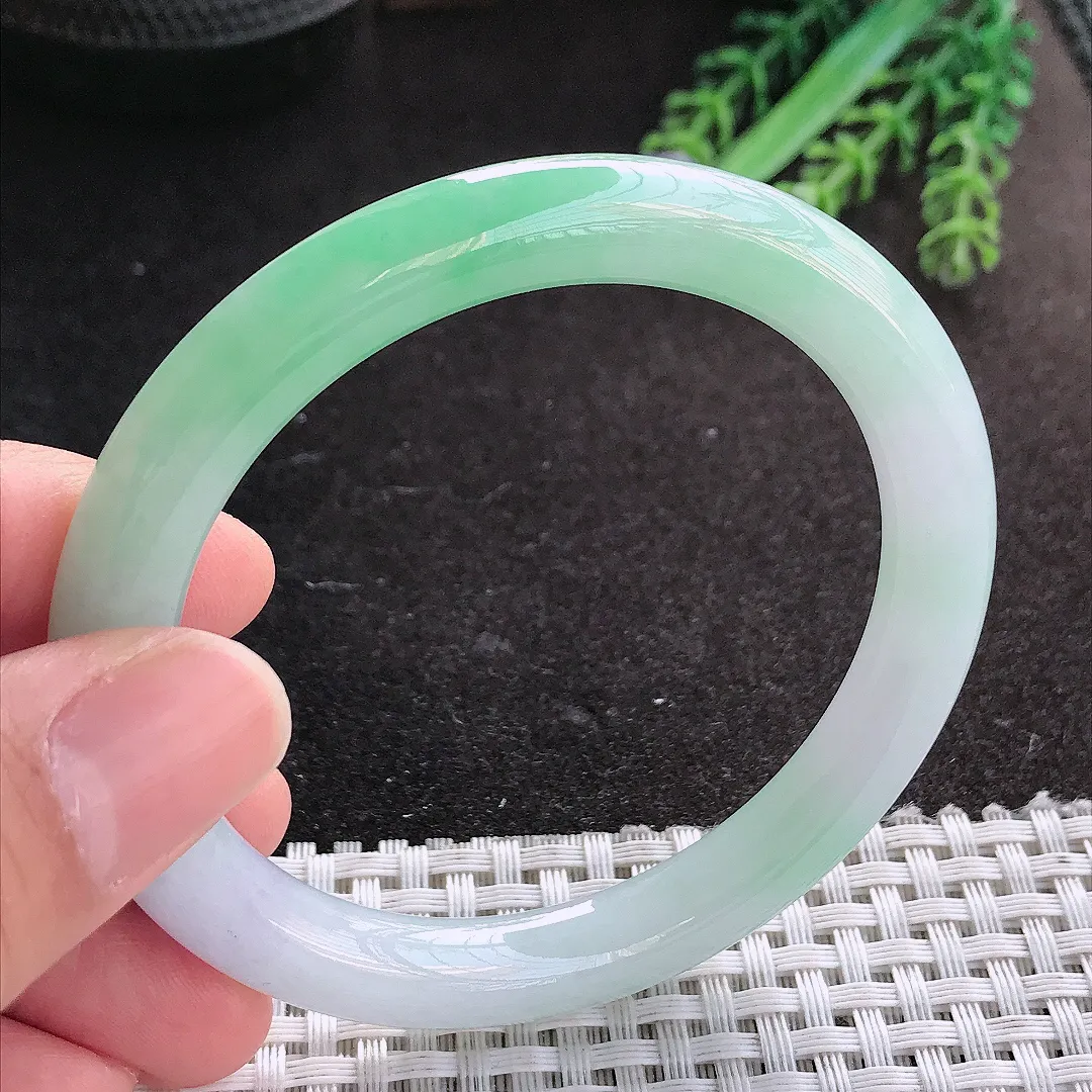 天然A货翡翠56/8.4/8.9老坑冰胶水灵飘绿圆条手镯玉镯