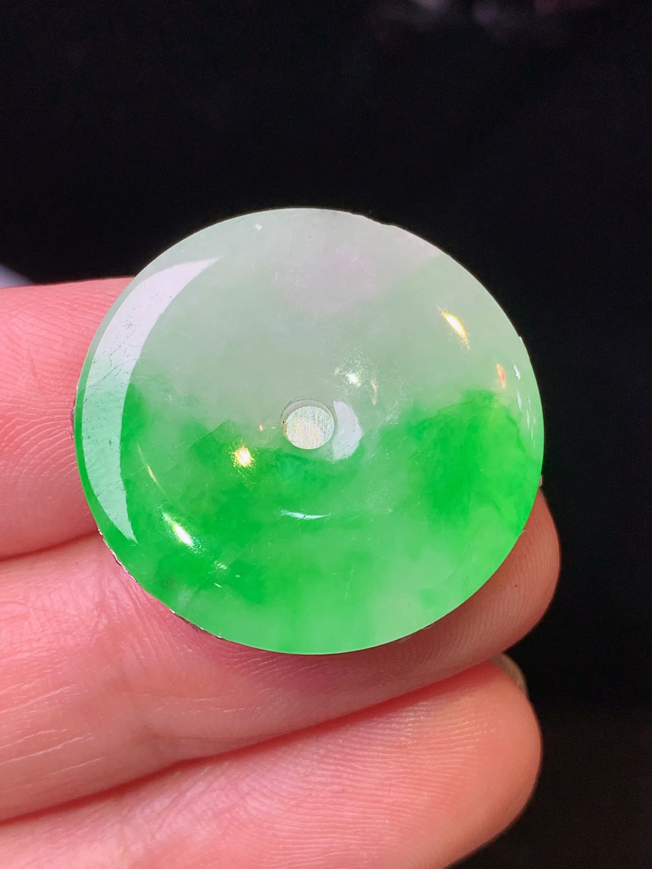 飘绿平安扣吊坠 玉质细腻 水润亮眼 色泽艳丽 整体尺寸24.2*2.5