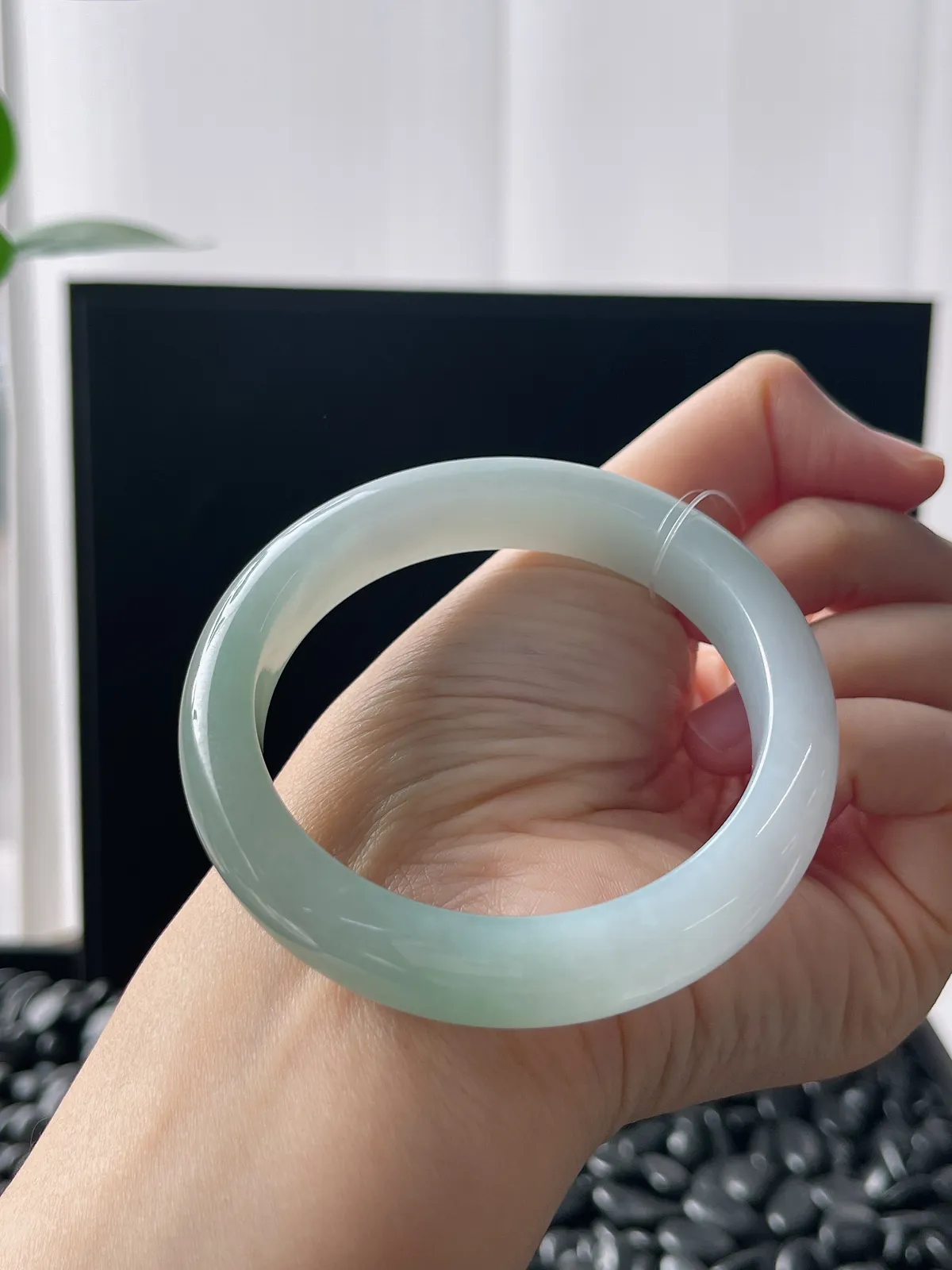 正圈53.5圈口，翡翠冰糯种浅绿色手镯