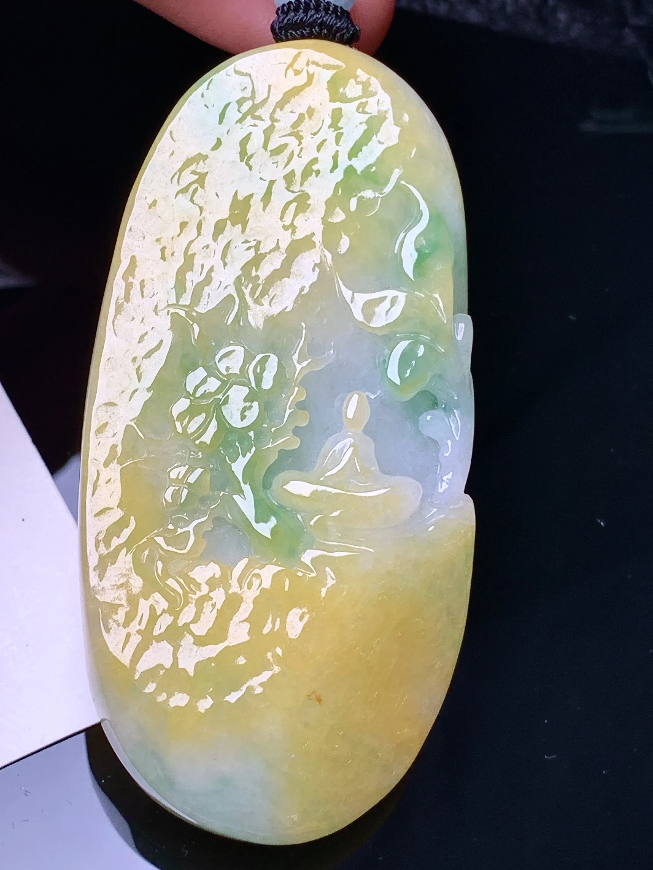 飘黄绿悟道吊坠 玉质细腻 水润亮眼 色泽艳丽 整体尺寸61.7*30*12