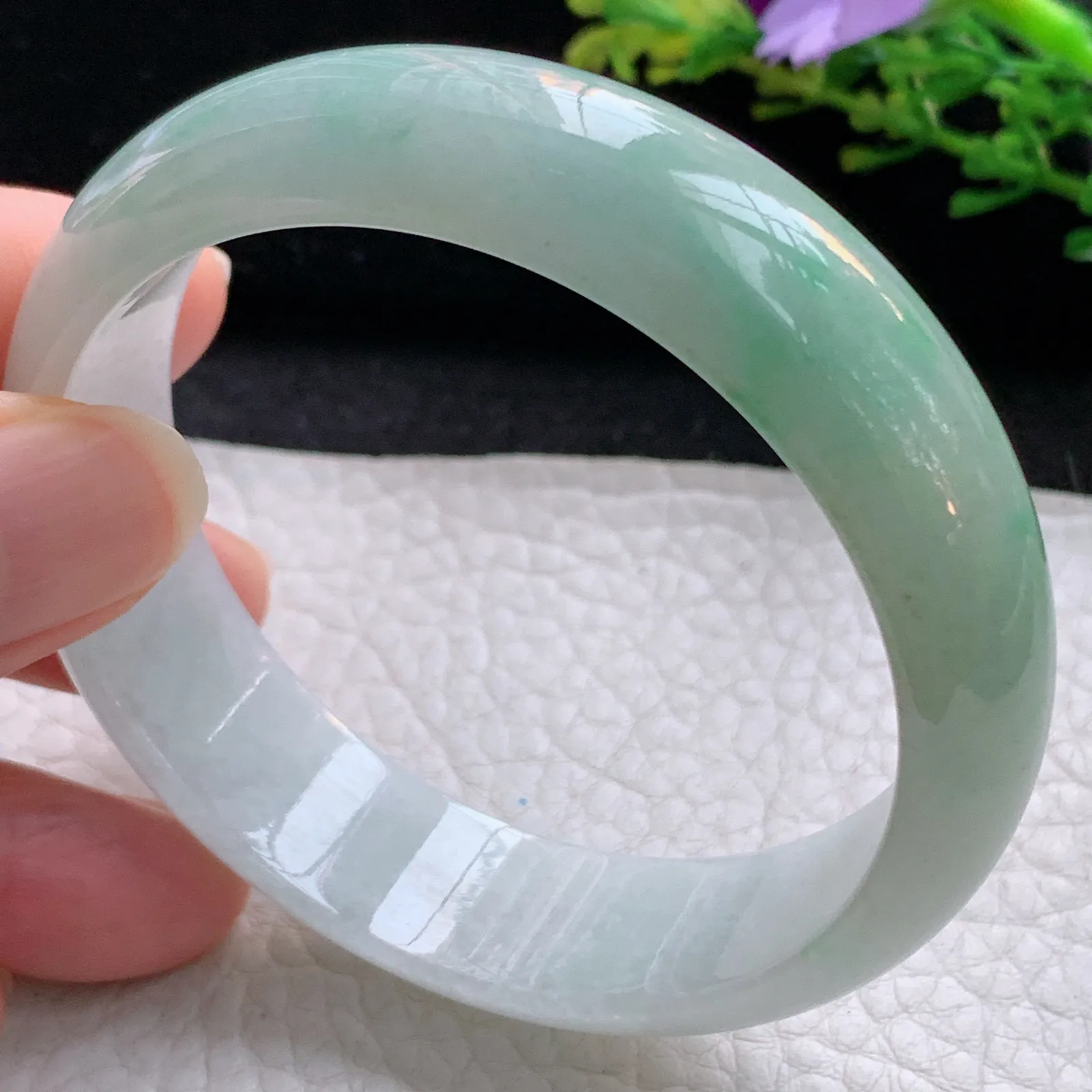 js自然光55*15.8*6.6轮胎镯 翡翠a货玉手镯清新雅韵宽边玉手环