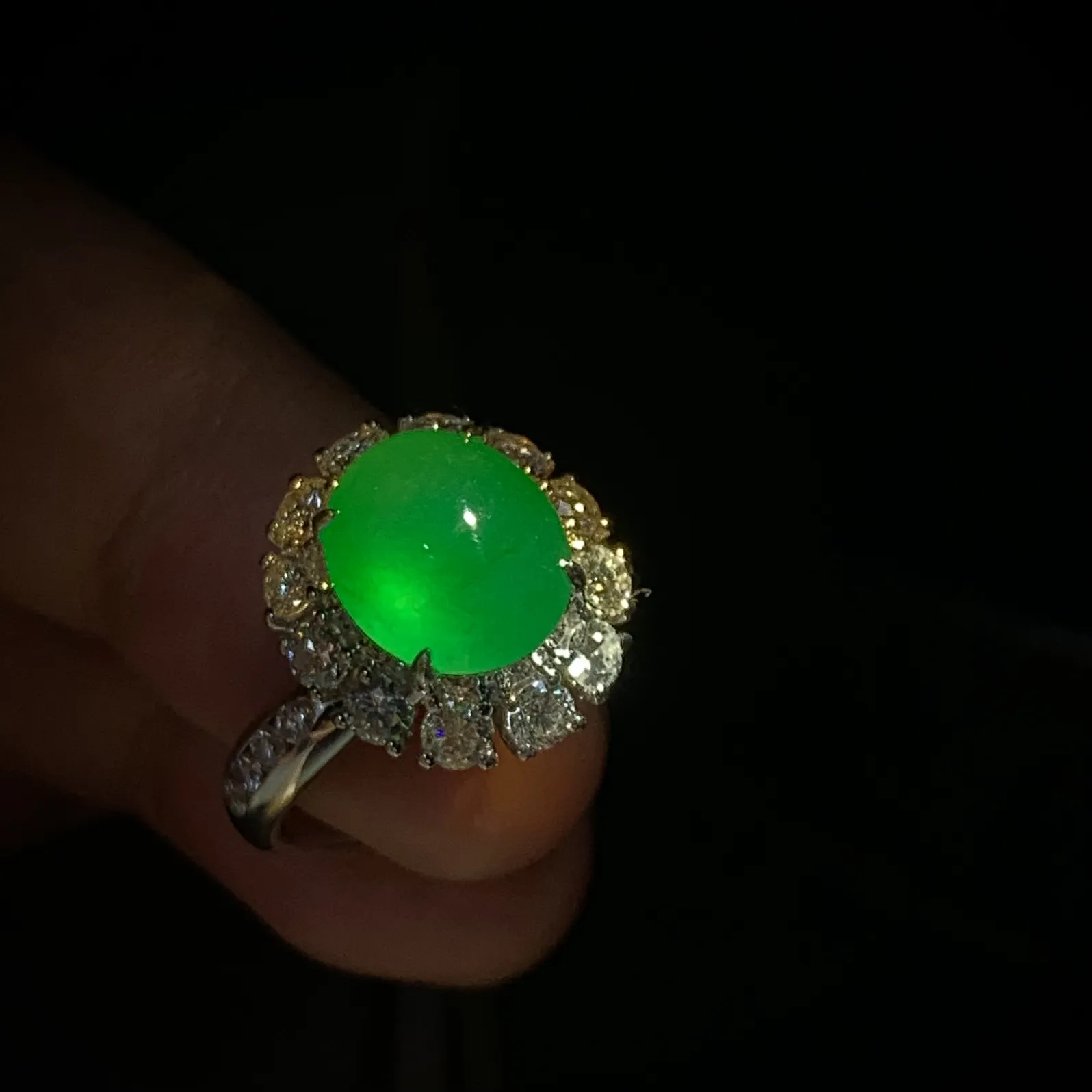 高品质绿戒指，裸石11-9.5-6mm，
台面整体16.2-14.5-13mm，
18K金，南非钻，14#，6.9g