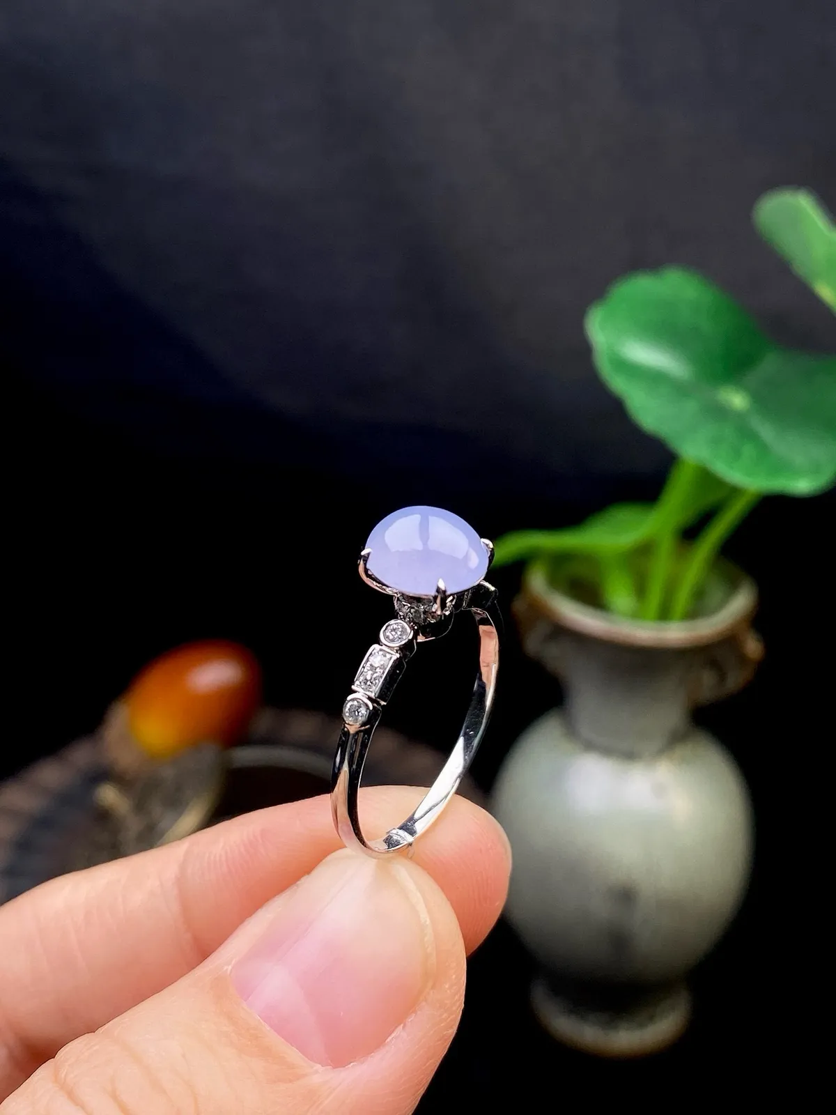 【冰种紫蛋面戒指】饱满度很好，无纹无裂，晶莹剔透，18k金钻镶嵌，裸石尺寸7.7*7*3.6毫米