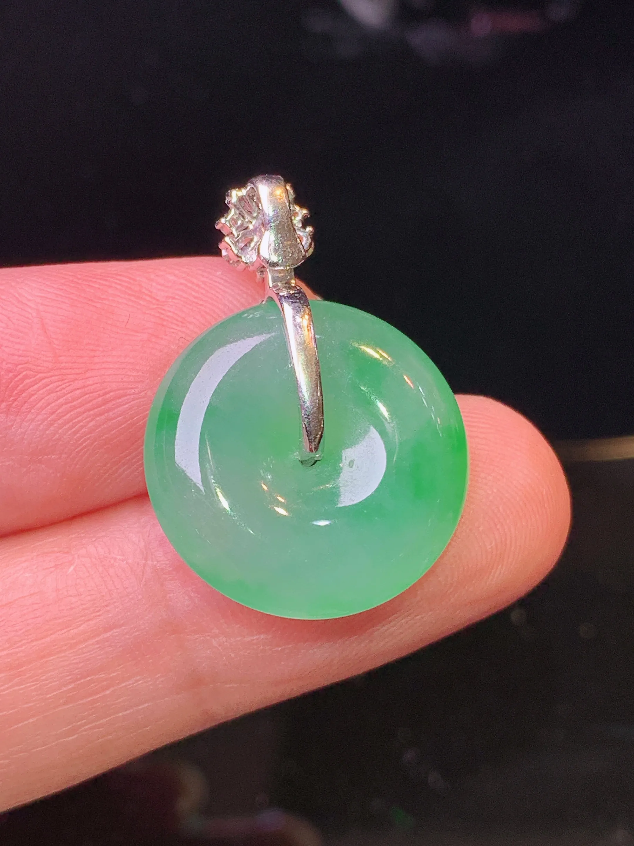 18k金钻镶嵌翠绿平安扣吊坠 玉质细腻 水润亮眼 色泽艳丽 整体尺寸25.2*17.8*5