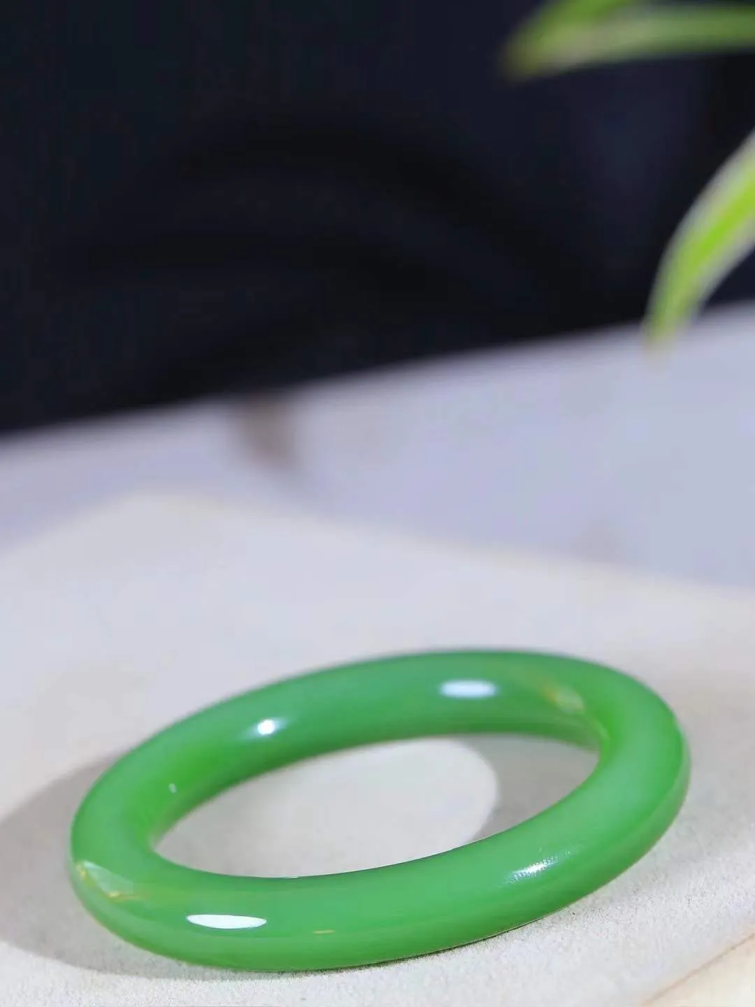 【温润如心.镯】

收藏级臻品️和田玉碧玉圆条手镯，精选上等碧玉料，色泽清透，质地细腻。佩戴它，感
