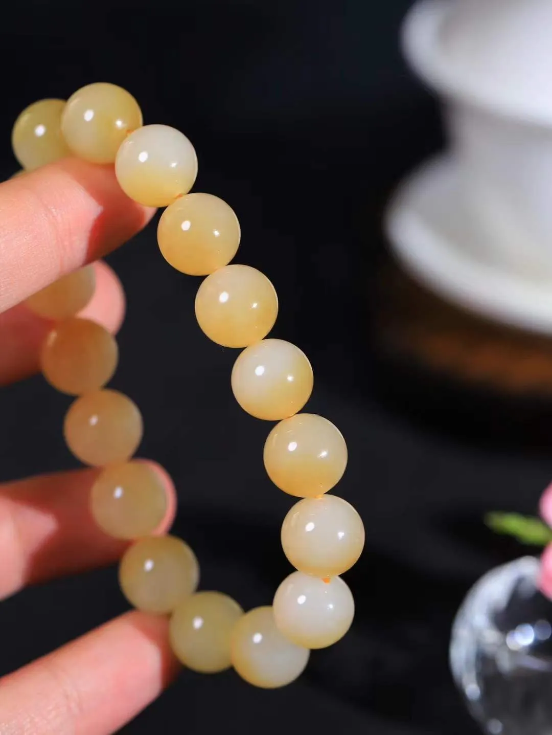 【珠圆玉润.手串】

精品和田玉糖白玉珠圆玉润手串 玉质温润细腻  整串打磨圆润，佩戴舒适。珠珠落玉盘，间关莺语花底滑，一生美好时光，无论身在何处，都有它相伴相守。事事顺遂，幸福美满，吉祥如意。重44.2克 尺寸取一11.8mm FDT-16125713