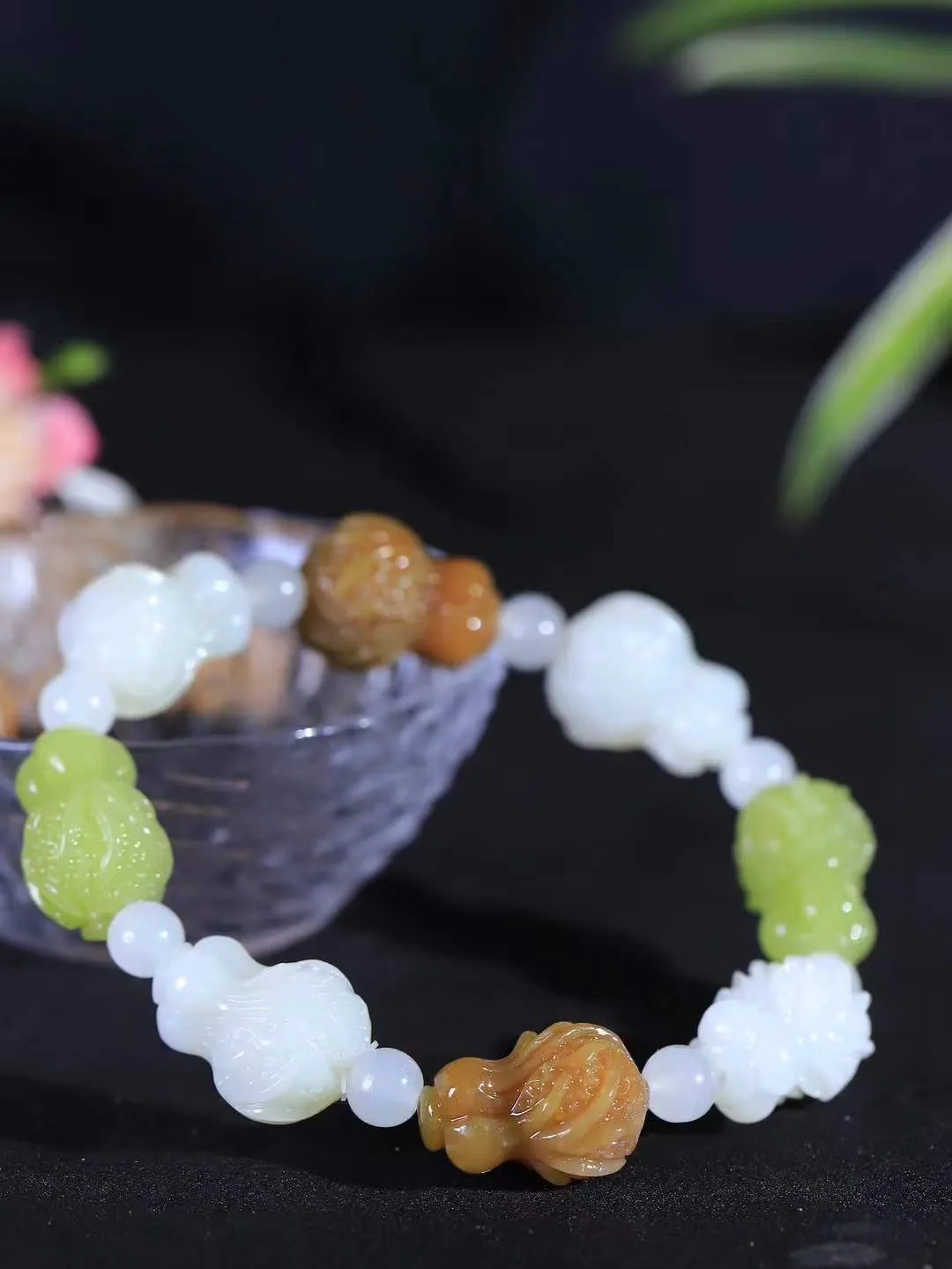 【百财聚来·手串】

精品和田玉三色白菜手串，玉质温润细腻，手感上佳，精工雕琢白菜，造型精致，根茎叶片无不生动细腻，令人爱不释手，工艺精湛细腻，富贵吉祥。
重73克   尺寸取一25-18-15.8mm   81120700A