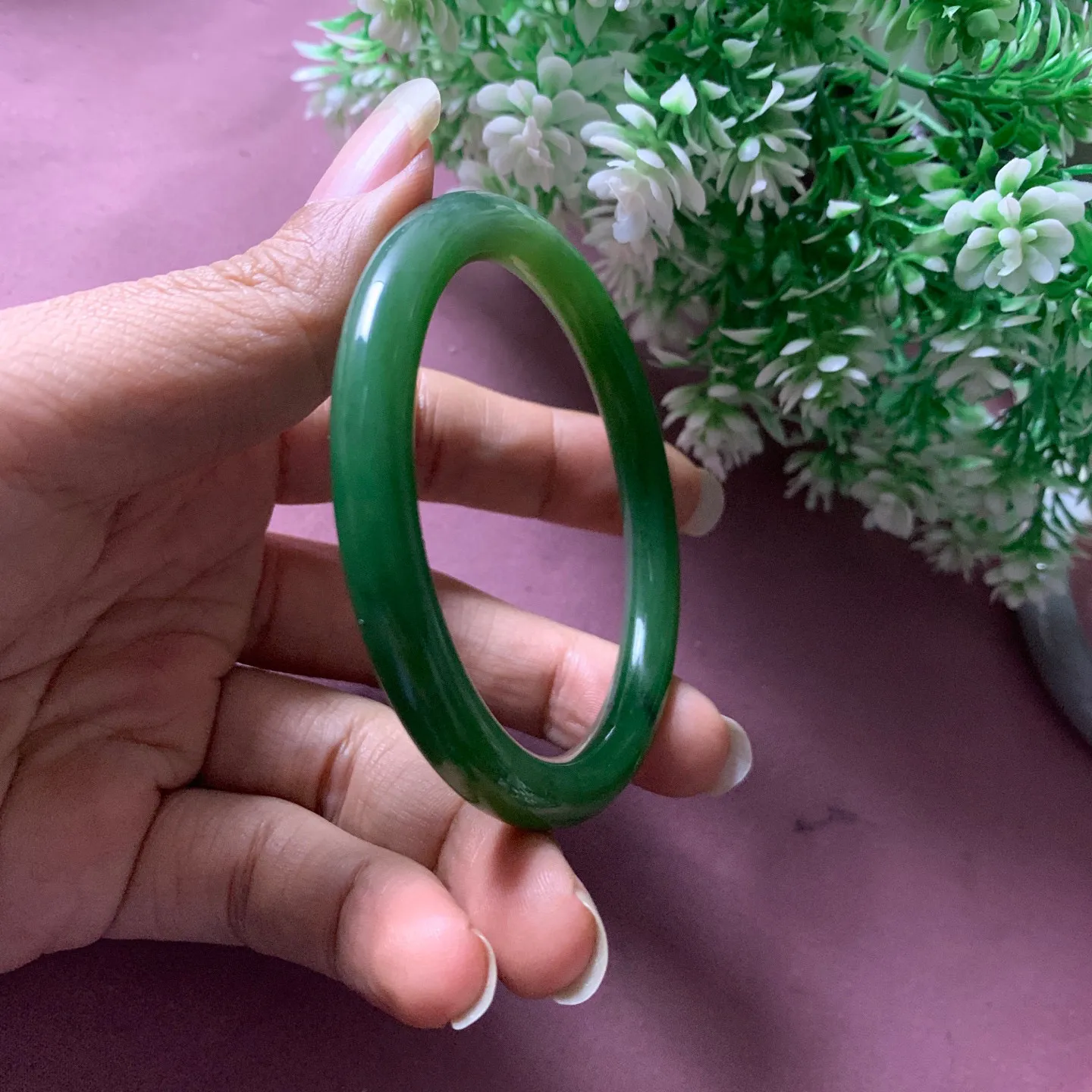 58.8圈口和田玉碧玉阳绿色宽条手镯【挽间柔情】，碧玉美人条手镯，镯型古朴典雅。在诗情画意的雨巷相遇，你是我腕间的一抹风情，有你眸有深情.清风荡漾湖间静水，我愿俯身低眉，在烟波涟漪处寻你