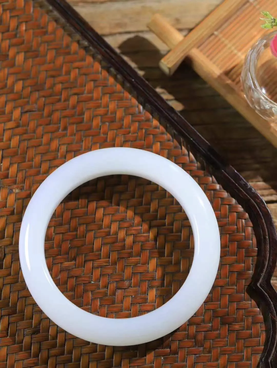 【婉约佳人.手镯】

精品和田玉白玉手镯 玉质温润细腻 油性十足 手感舒适，高华雅逸，线条流畅，简约大气，美自天成，素雅高贵。佩戴于腕间，婉约之美，举手投足间透出那份低调奢华。重61.3克 内径56.5mm  尺寸12.6-9.8mm   FDL-11120733