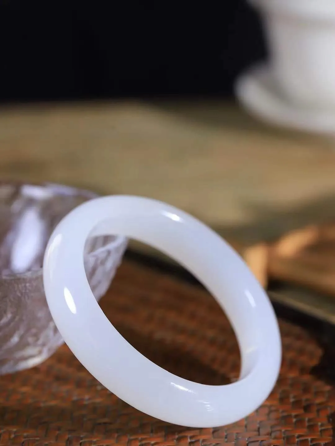 【情有独钟.手镯】

收藏级和田玉白玉手镯 玉质温润细腻 油性十足 手感舒适，高华雅逸，线条流畅，简约大气，美自天成，素雅高贵。佩戴于腕间，婉约之美，举手投足间透出那低调奢华。重52.3克 内径54.5mm 尺寸13.7-8.3mm   FDT-79126795