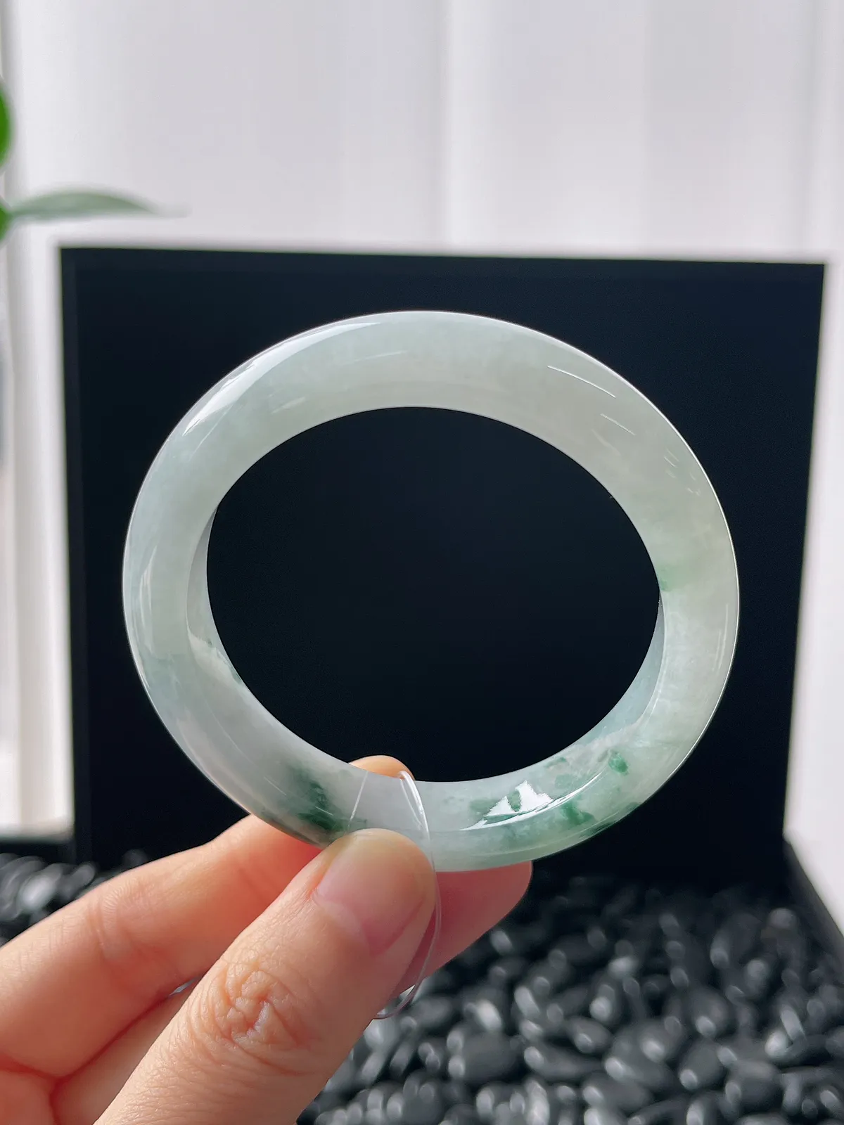 正圈51圈口，翡翠冰糯种飘绿手镯