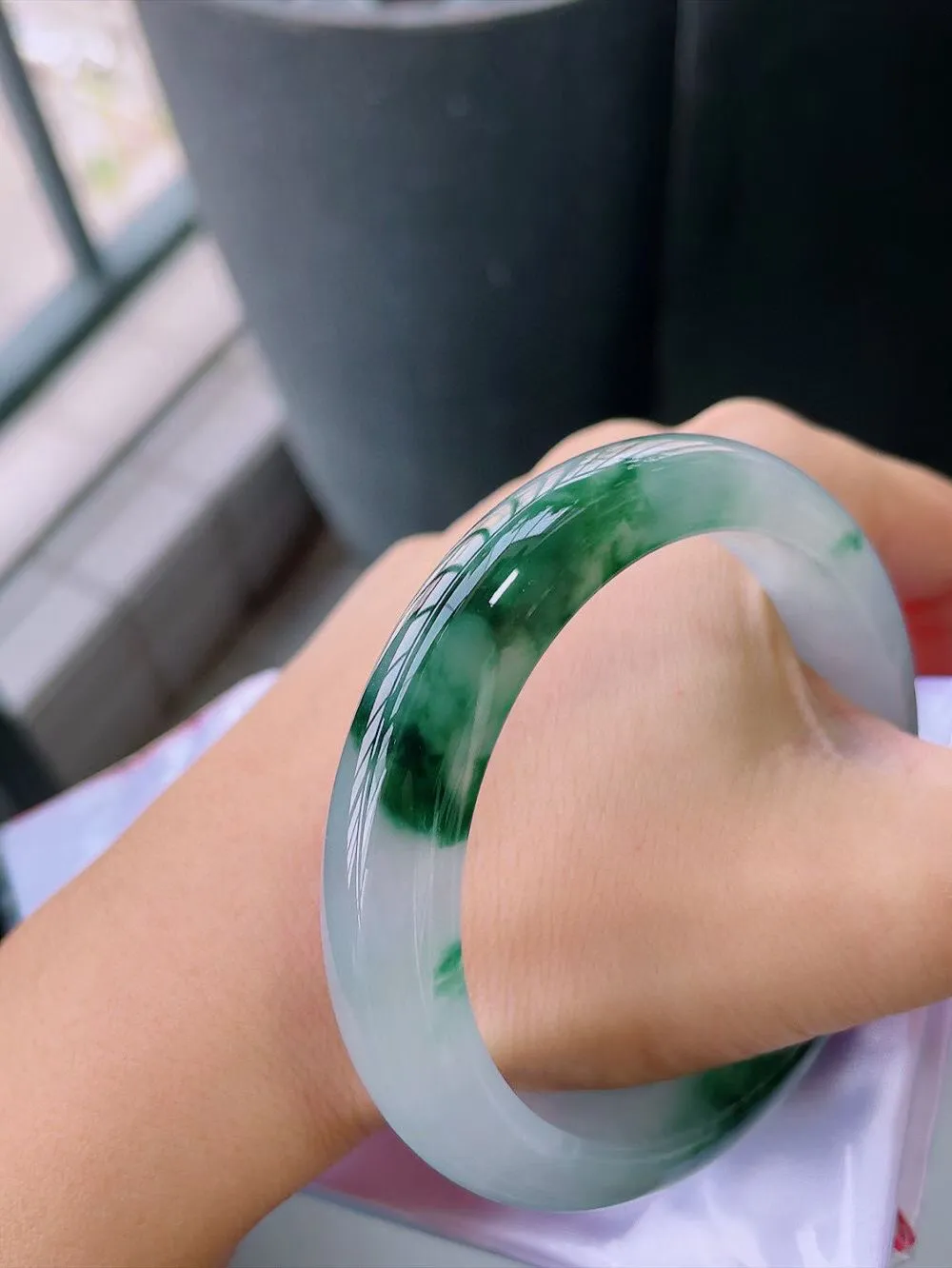【翡翠名称】老种冰飘花58正圈口翡翠手镯
【翡翠尺寸】58-12.2-9.2mm适合57-59正圈口佩戴
【翡翠描述】缅甸天然翡翠A货，种老水足，玉质细腻，色泽靓丽，性价比高，佩戴效果好！