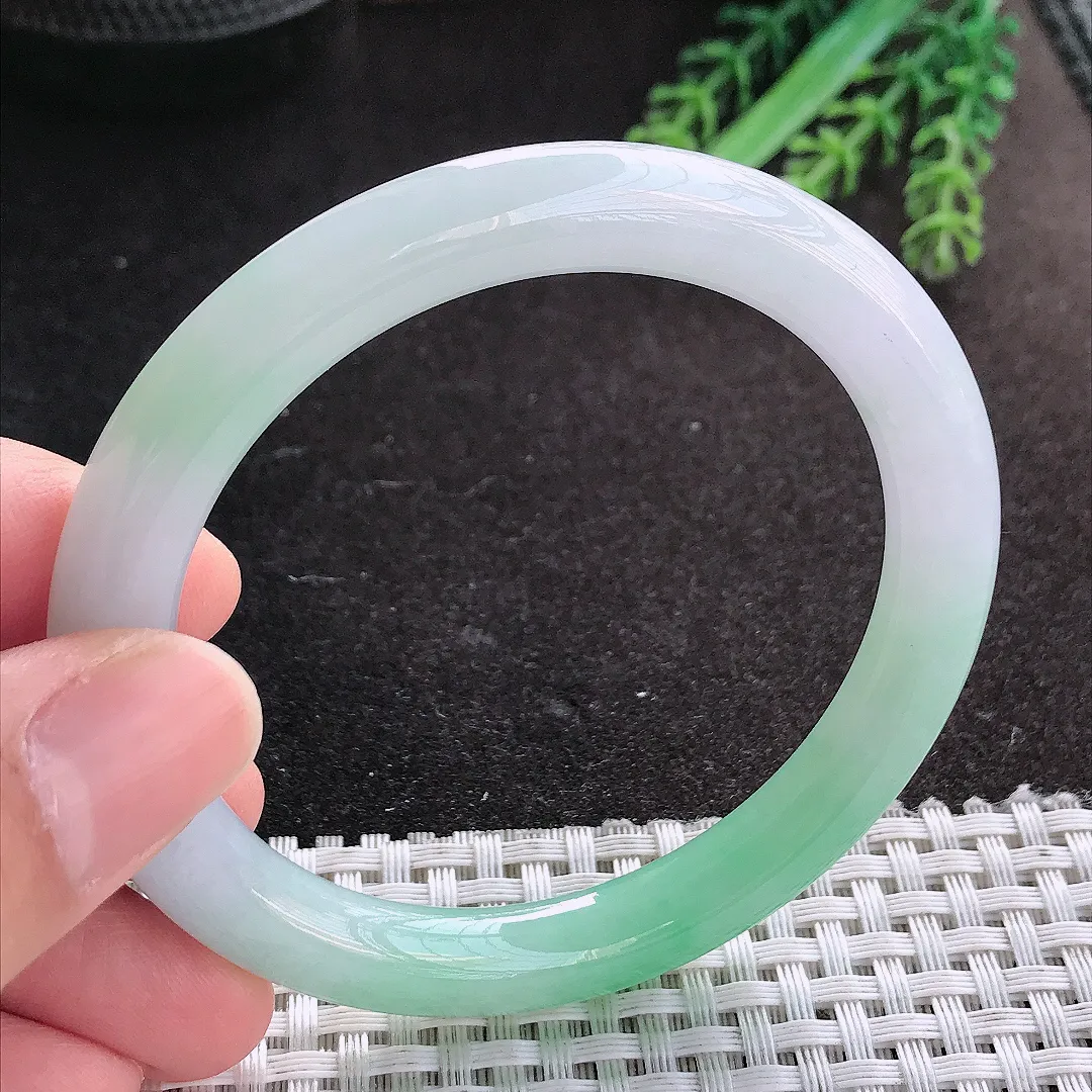 天然A货翡翠56/8.4/8.9老坑冰胶水灵飘绿圆条手镯玉镯