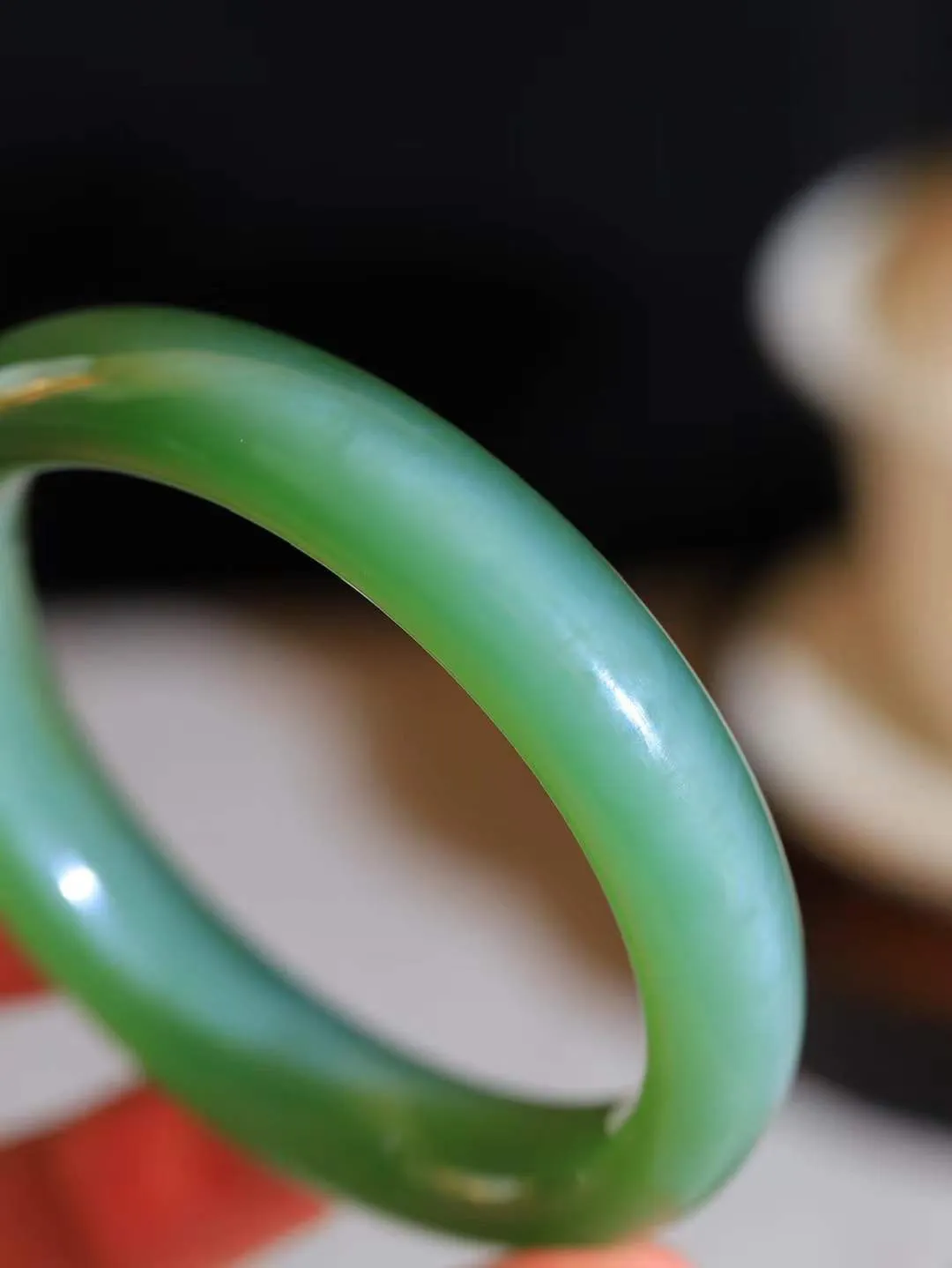 【碧色荡漾·手镯】

收藏级传家臻品和田玉碧玉猫眼手镯，玉质细腻温润，手感舒适，️线条流畅，简约大气，美自天成，佩戴于腕间，婉约之美，举手投足间透出那份低调奢华，醉人心扉。重56.8克  内径圈口58mm  尺寸13-8.7mm  FDA-66120633