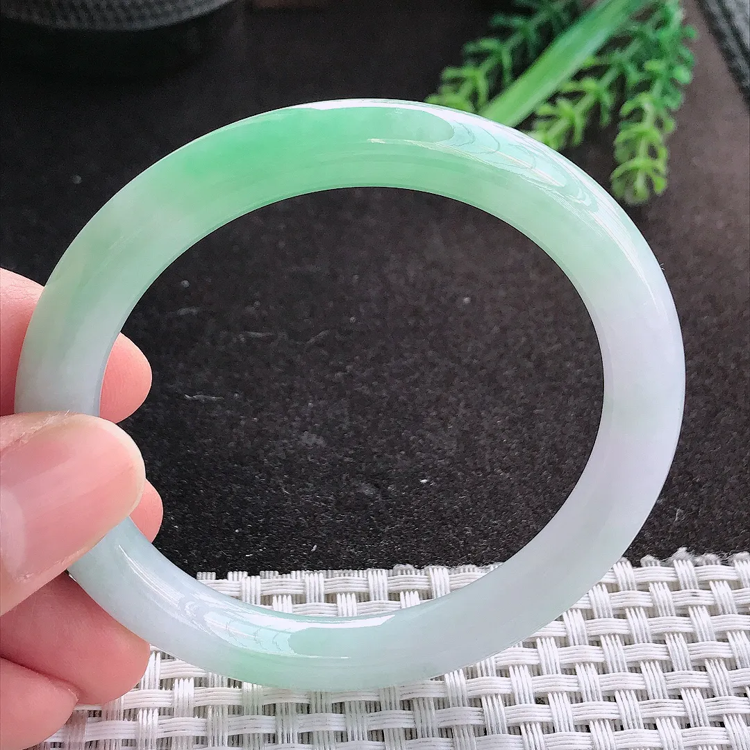 天然A货翡翠56/8.4/8.9老坑冰胶水灵飘绿圆条手镯玉镯