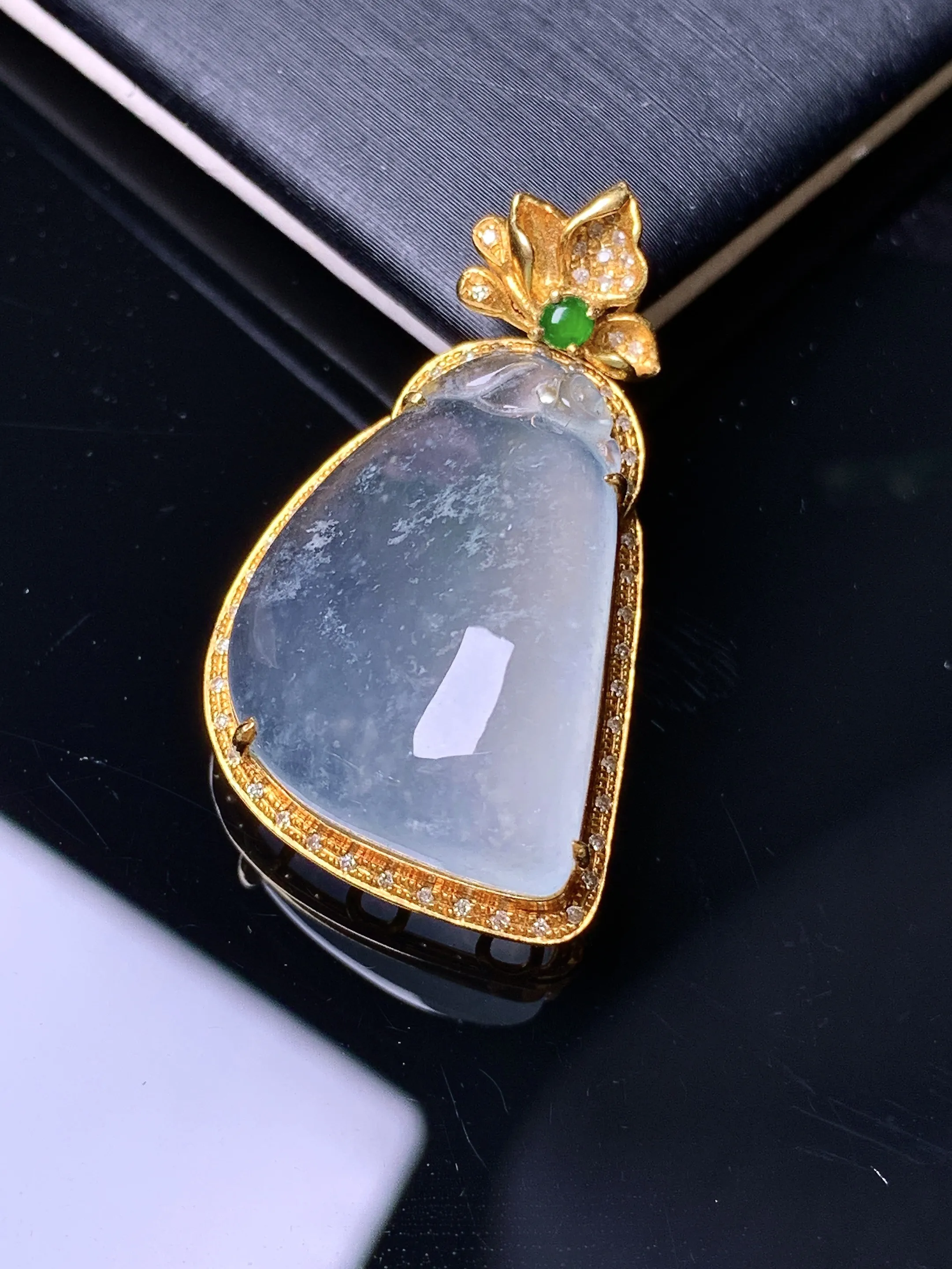 18k金钻镶嵌冰种福瓜吊坠 玉质细腻 水润亮眼 色泽艳丽 整体尺寸22.5*15.2*6