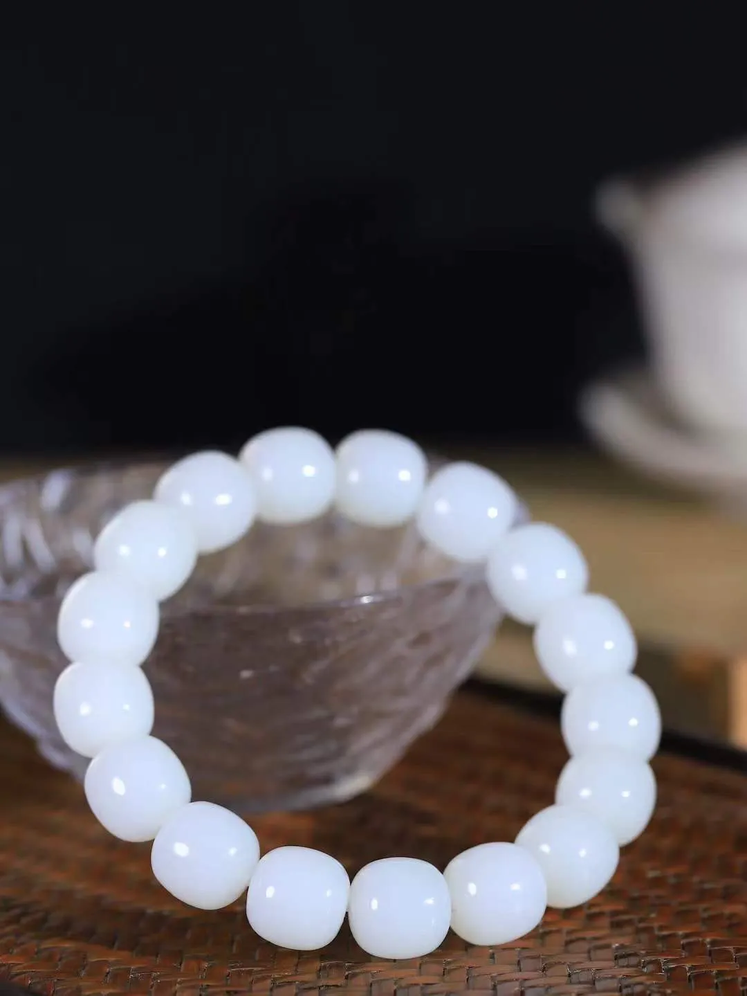 （老型珠.手串）

货头精选  和田玉白玉老型珠手串，玉质细腻油润 饱满光滑 质朴无华，悠远简单，人心境界远，百世修炼深，心灵常驻善意持，觉悟人生百世修  重59.2克    尺寸取一12.2-12.6mm    10120768T