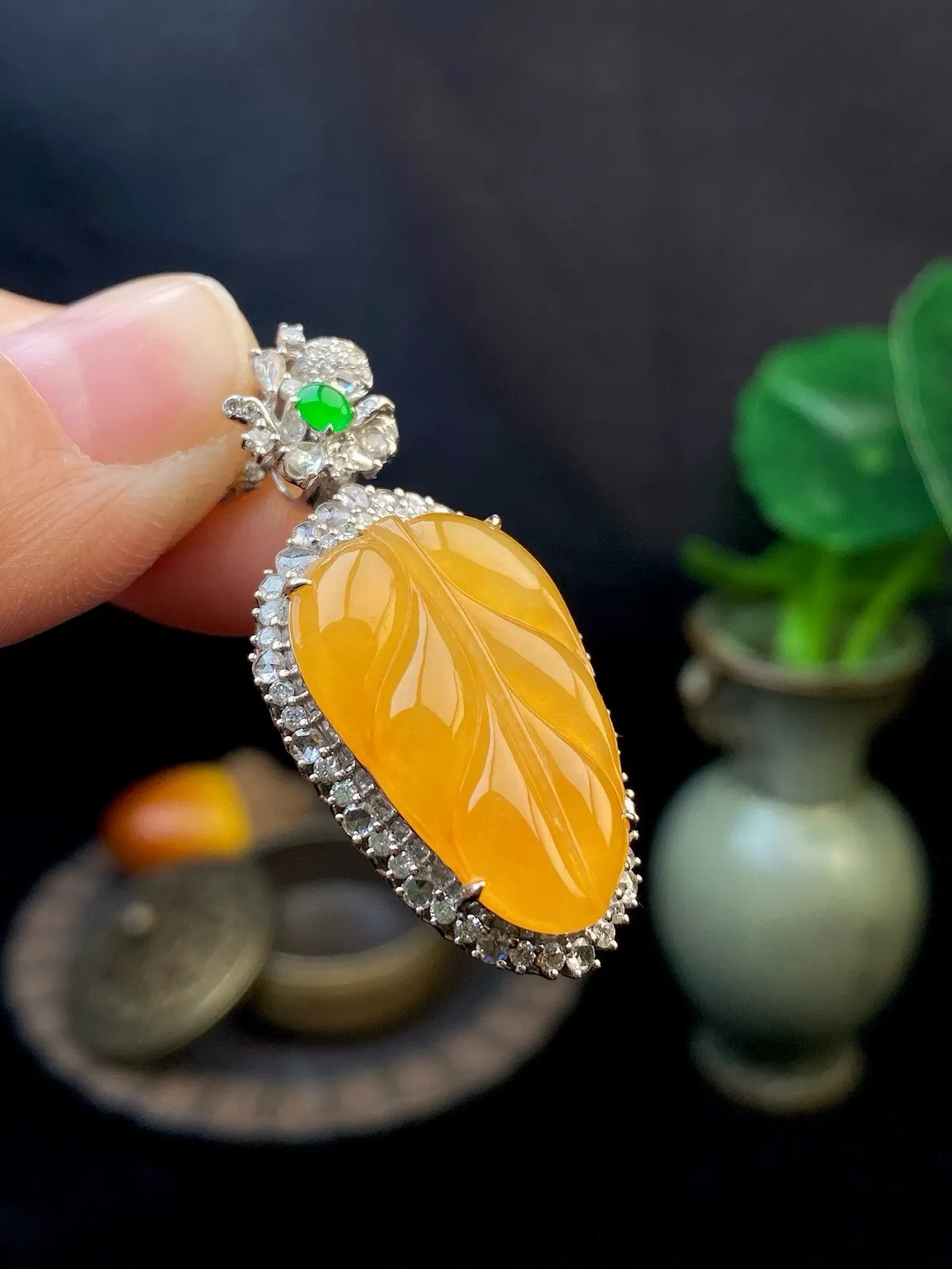 【冰种黄翡叶子】金枝玉叶，质地细腻，冰润透亮，光泽出众，18k金钻镶嵌，裸石尺寸23*15.3*3.