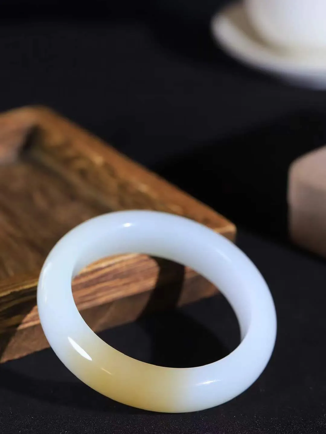 【暖玉生香·手镯】

收藏级和田玉糖白玉手镯，质地油润细腻，色泽高贵典雅，镯型古朴典雅。在诗情画意的雨巷相遇，你是我腕间的一抹风情，有你眸有深情，清风荡漾湖间静水，我愿俯身低眉，在烟波涟漪处，寻你深情倩影。内径54.5mm尺寸15-9.6mm重70.4克fDL-181172900