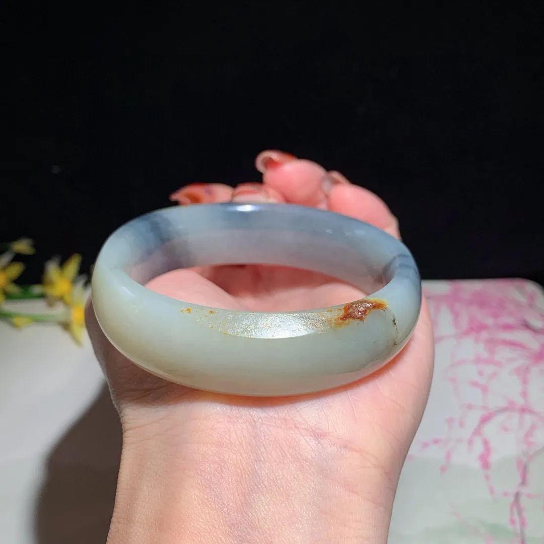 和田玉55圈口青花手镯！撒金皮，玉质细腻油润 底色纯净 无裂无黑 脂粉好，品质好！