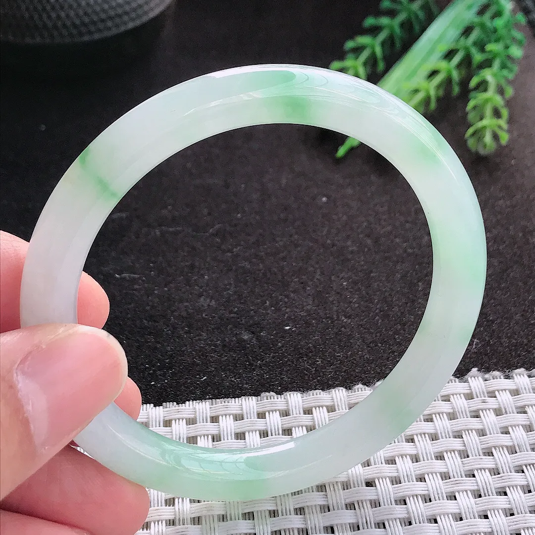 天然A货翡翠55/8老坑冰胶水灵飘绿圆条手镯玉镯