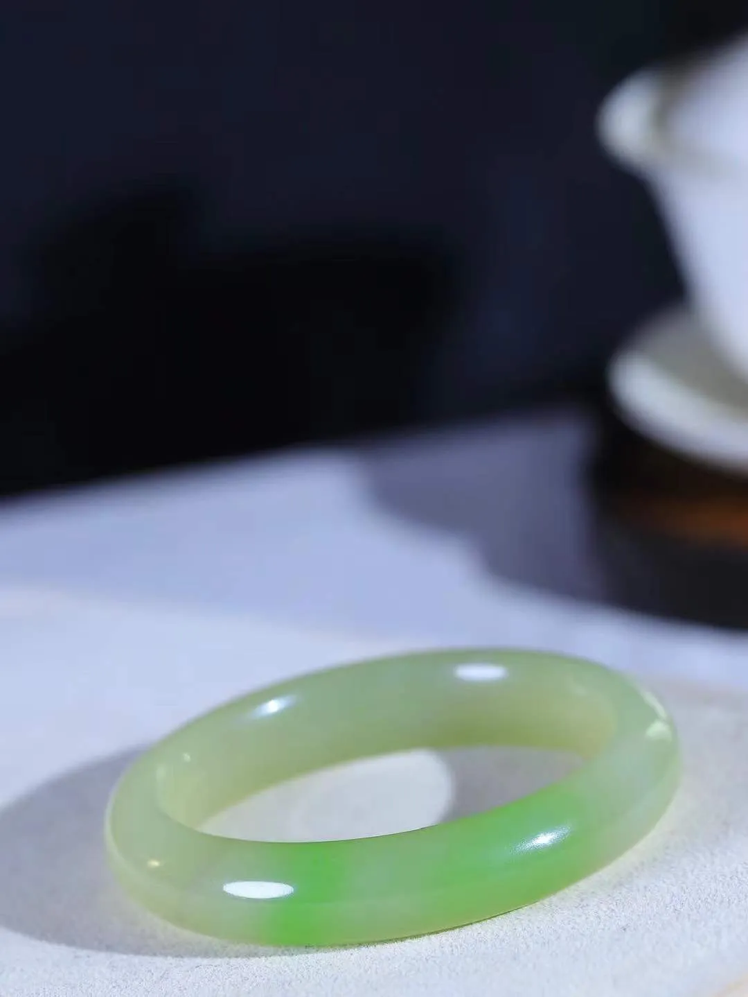 【翠色怡人.手镯】

精品和田玉翠青手镯，精品超级美镯，玉质细腻饱满，️温润脂香，仙雾缥缈，怡静