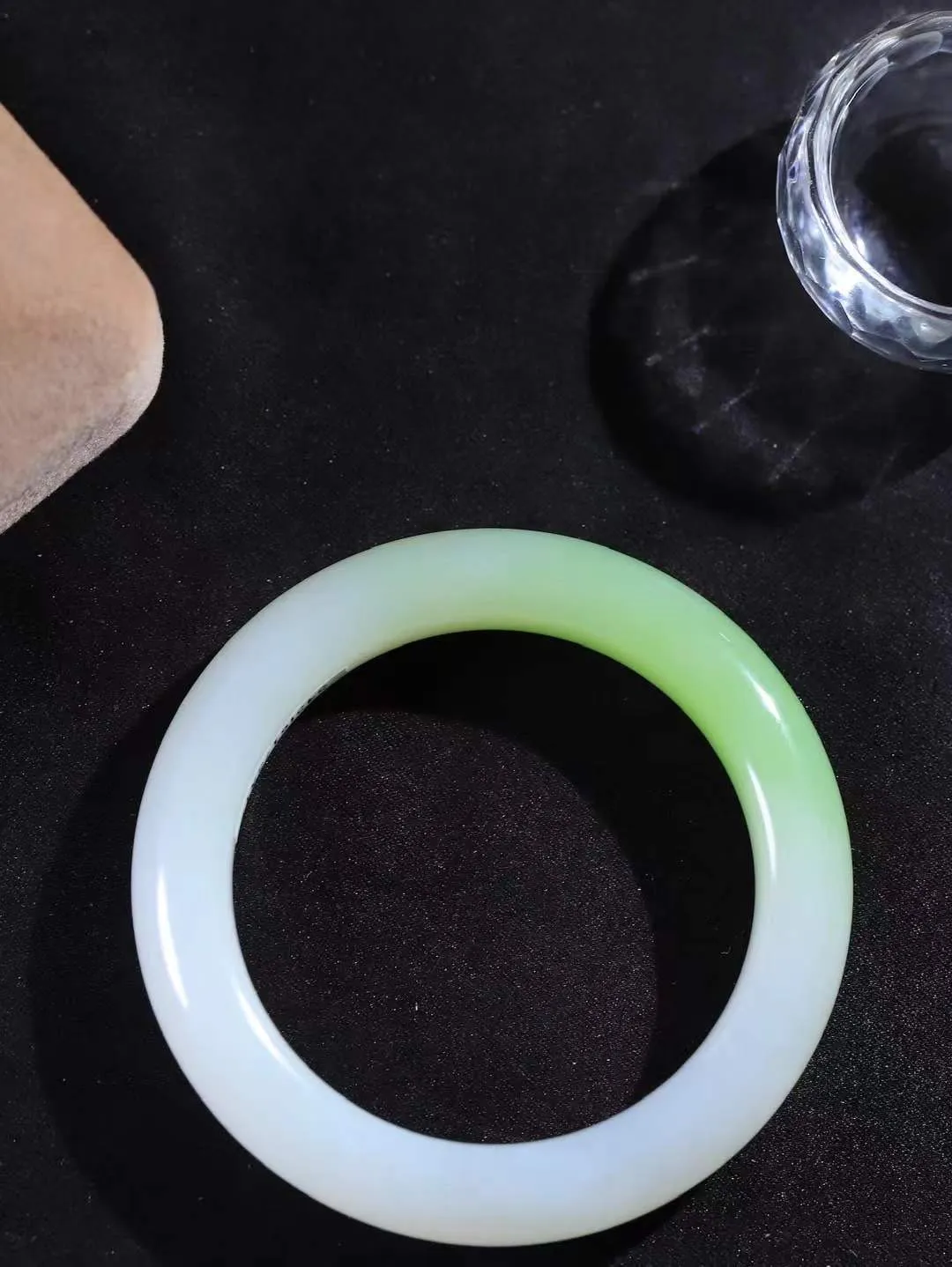 【翠色怡人.手镯】

让开让开[吃瓜]重器来了～️️
好久没见过这么白底色的翠青手镯[吃瓜]
同料所出，翠白分明，翠色青翠鲜艳，白肉干净纯正。收藏传家臻品。重61.8克  尺寸54.5-12-10.2mm  FDT-45120776