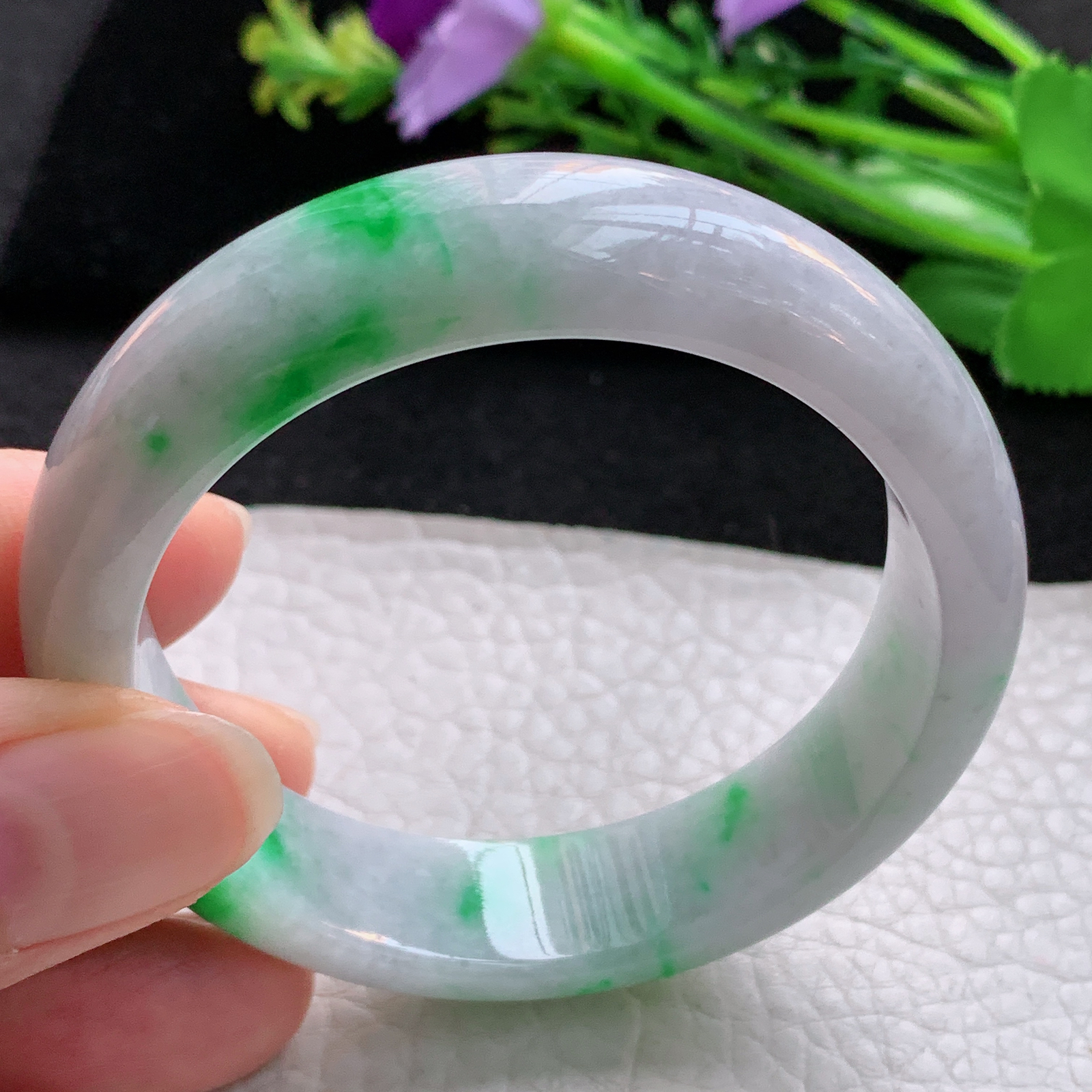 js自然光55*51*13.5*7.2贵妃镯 翡翠a货玉手镯飘阳绿蛋形宽边玉手环