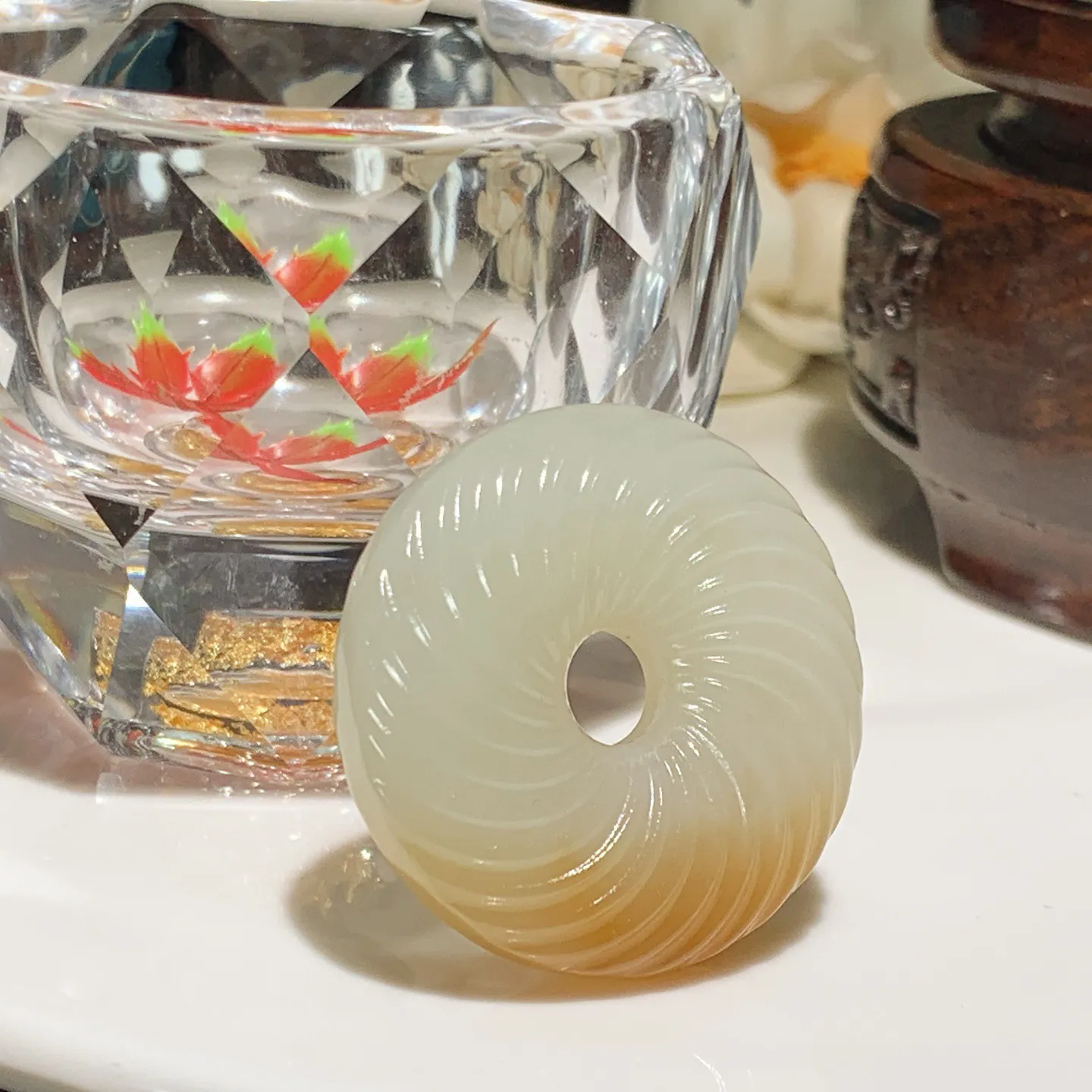 新疆和田玉且末糖绞丝纹平安扣挂件。尺寸35/10重20克。玉质细腻油润。手推出油。佩戴高端典雅。lt251207