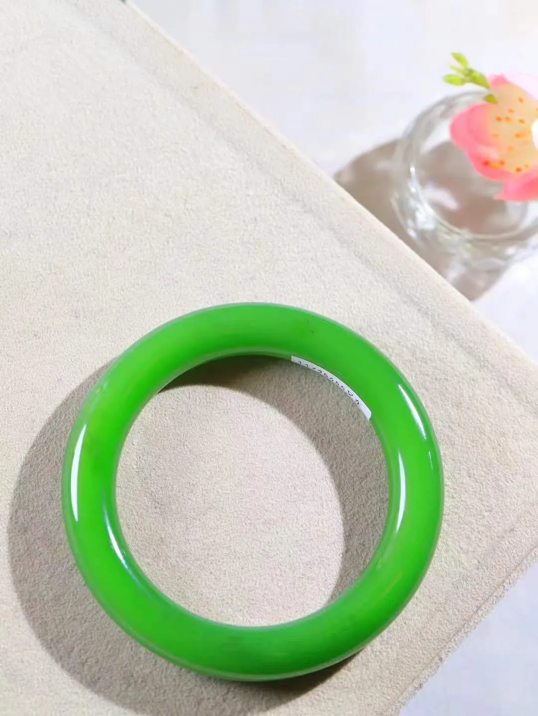 【温润如心.镯】

收藏级臻品️和田玉碧玉圆条手镯，精选上等碧玉料，色泽清透，质地细腻。佩戴它，感受千年玉文化的温润与优雅，愿它为您带来平安与幸福。重55.2克  尺寸54-10.5-10.9mm  10120611A