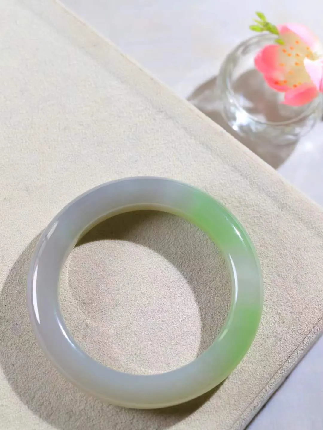 【腕间柔情.手镯】   

收藏级臻品️和田玉烟紫翠青双色手镯 玉质温润细腻 油性十足 古朴秀雅 轻抚岁月的栏杆软香温玉，腕间玉镯轻轻晃动，令人情动心间，撷一缕月末的芬芳，把心思铺陈，时光静美，惟有你最温柔。重58.6克   尺寸54-11.4-10mm  46124700T