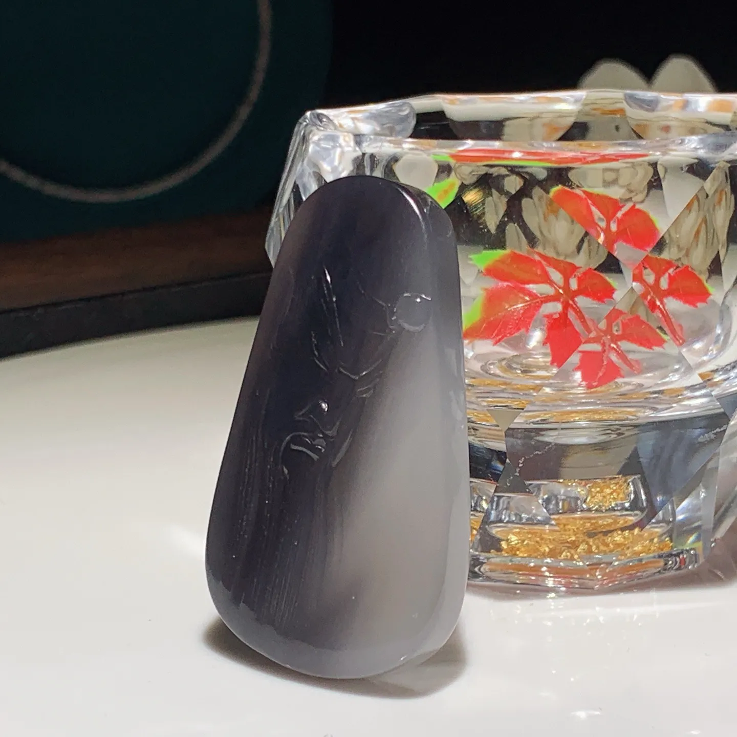 和田玉白加紫罗兰武财神关公牌子挂件。尺寸48/28/8重20.3克。玉质细腻油润。手推出油。佩戴高端