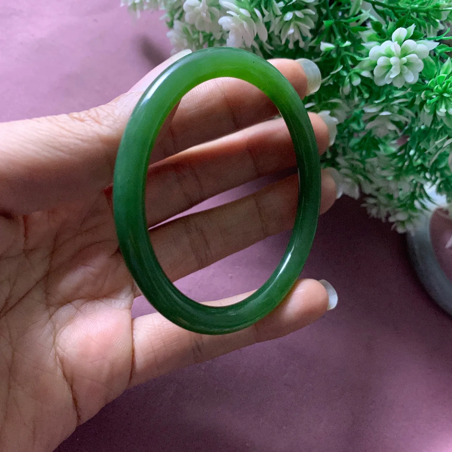 59圈口和田玉碧玉阳绿色宽条手镯【挽间柔情】，碧玉美人条手镯，镯型古朴典雅。在诗情画意的雨巷相遇，你是我腕间的一抹风情，有你眸有深情.清风荡漾湖间静水，我愿俯身低眉，在烟波涟漪处寻你