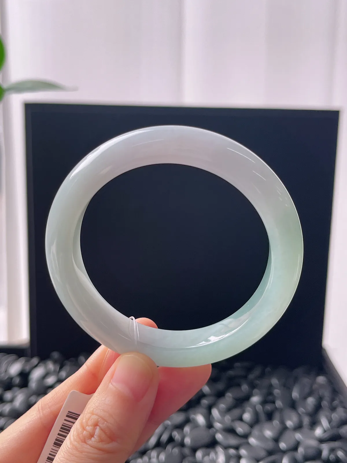 正圈53.5圈口，翡翠冰糯种浅绿色手镯