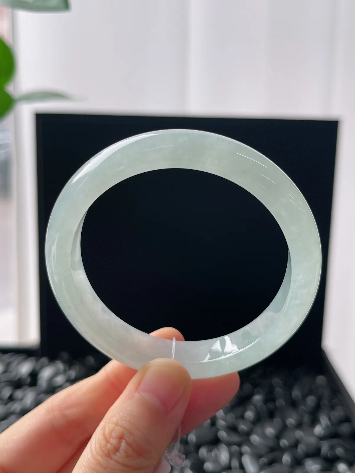 正圈53.5圈口，翡翠冰糯种淡绿色手镯