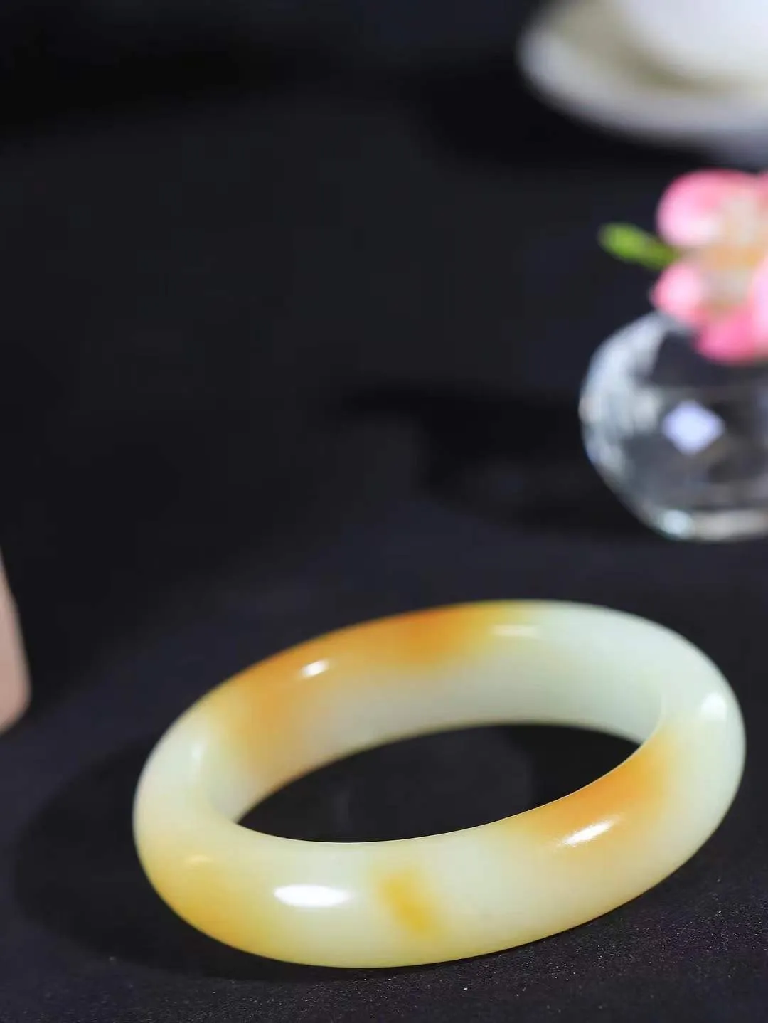 【暖玉生香·手镯】

收藏级和田玉糖白玉手镯，质地油润细腻，色泽高贵典雅，镯型古朴典雅。在诗情画意