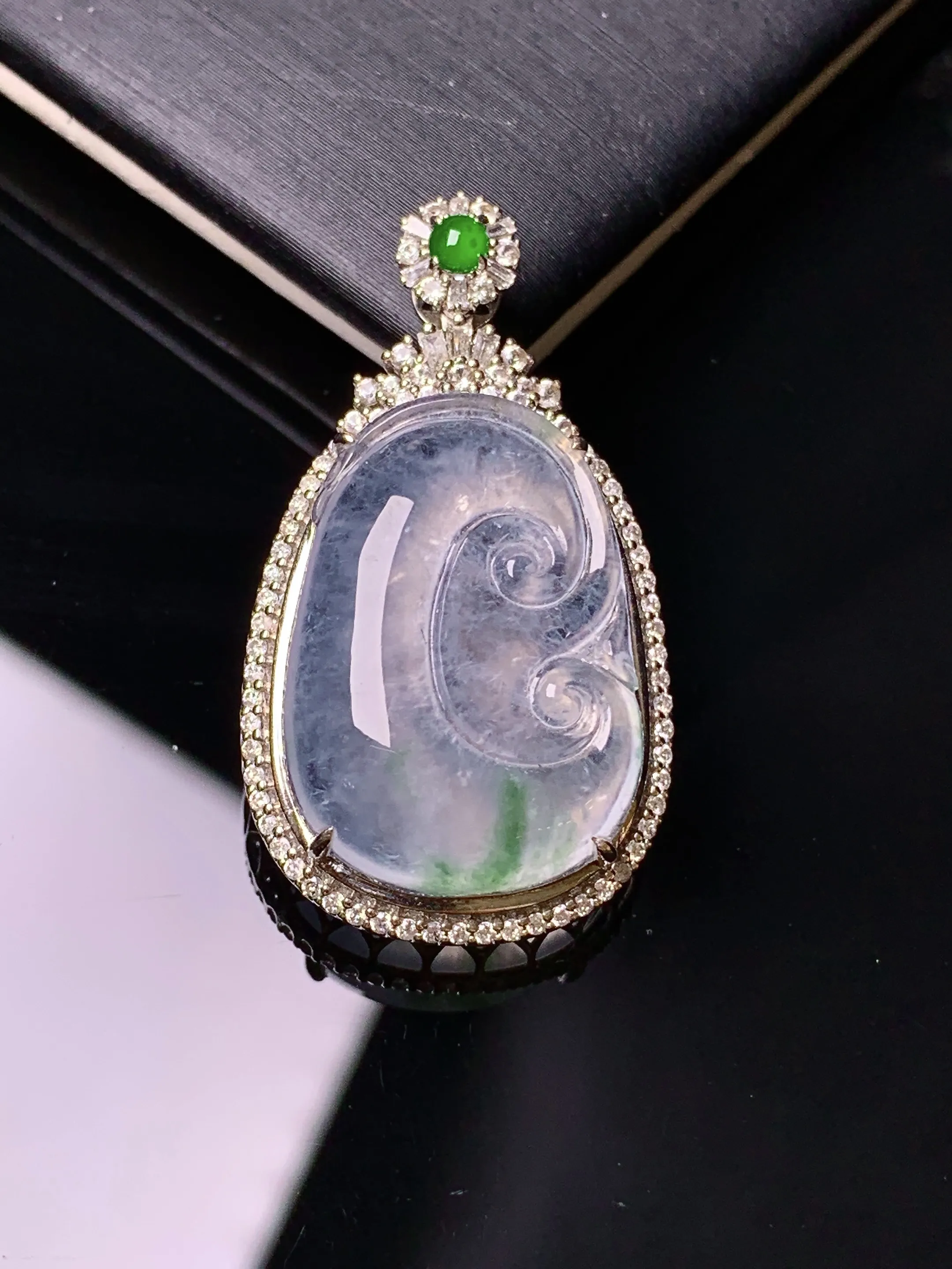 18k金钻镶嵌冰种如意吊坠 玉质细腻 水润亮眼 色泽艳丽 整体尺寸34*19*9.8