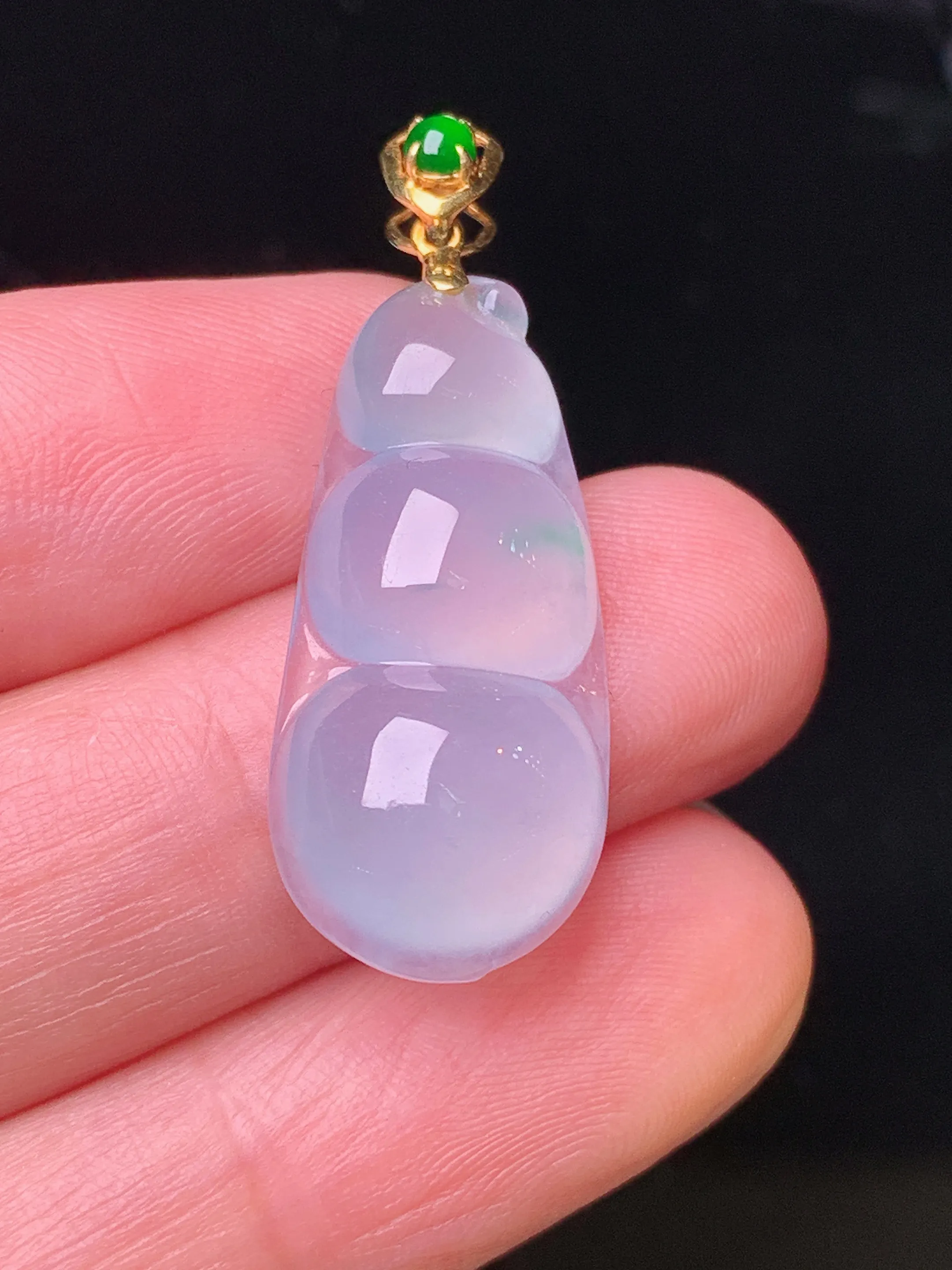 18k金镶嵌冰种四季豆吊坠 玉质细腻 水润亮眼 色泽艳丽 整体尺寸33.8*12*6.2