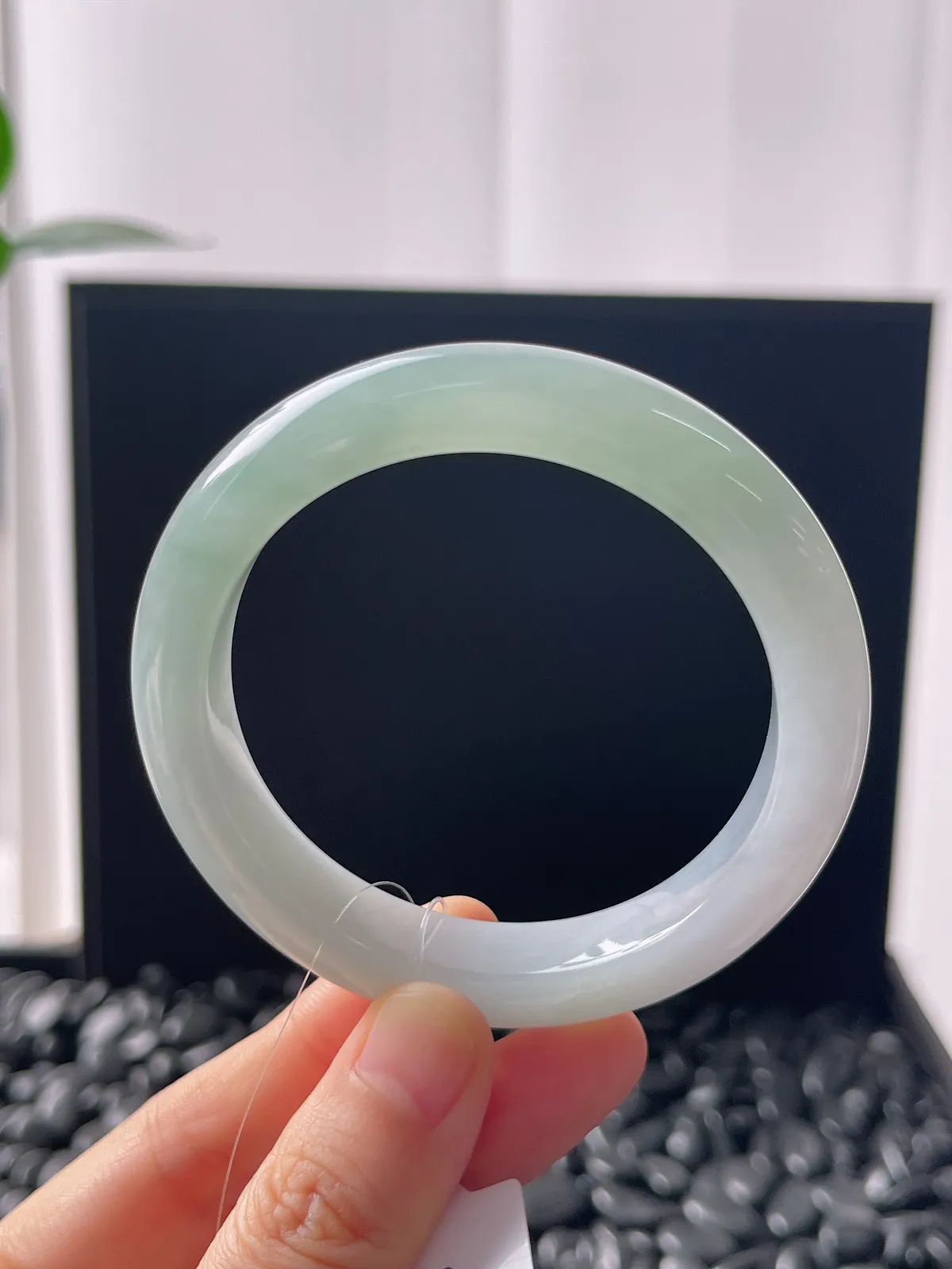 正圈53.5圈口，翡翠冰糯种浅绿色手镯