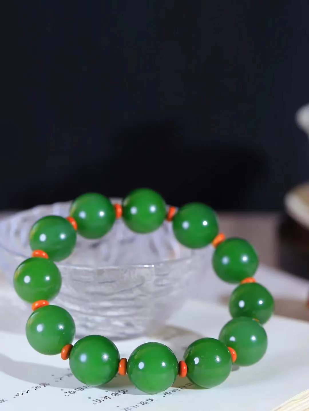 【珠圆玉润.手串】

收藏级臻品️和田玉碧玉珠圆玉润手串 玉质温润细腻  整串打磨圆润，佩戴舒适。珠珠落玉盘，间关莺语花底滑，一生美好时光，无论身在何处，都有它相伴相守。事事顺遂，幸福美满，吉祥如意。重95.2克 尺寸取一17.2mm  FDA-22120633